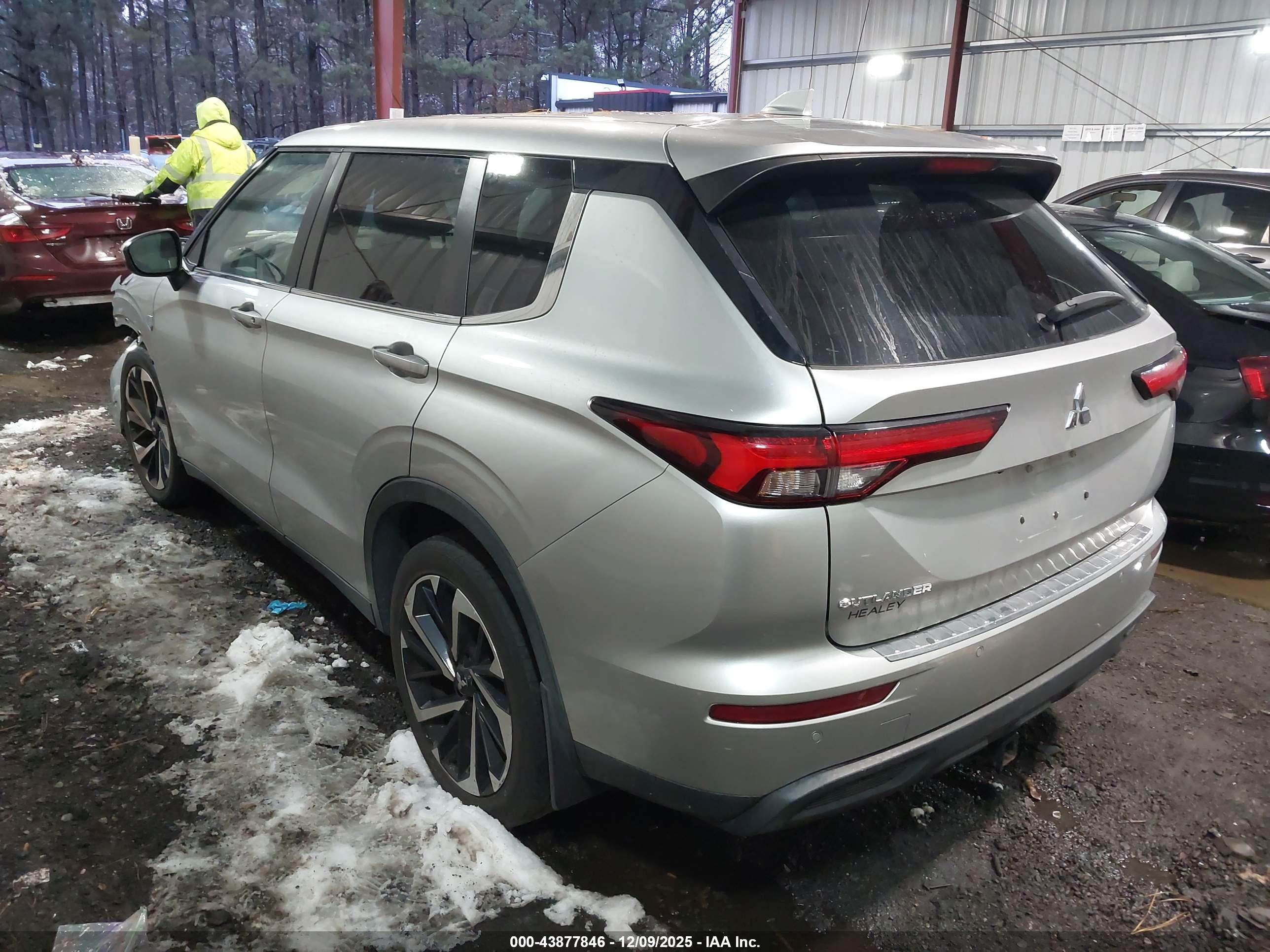 MITSUBISHI OUTLANDER image 3