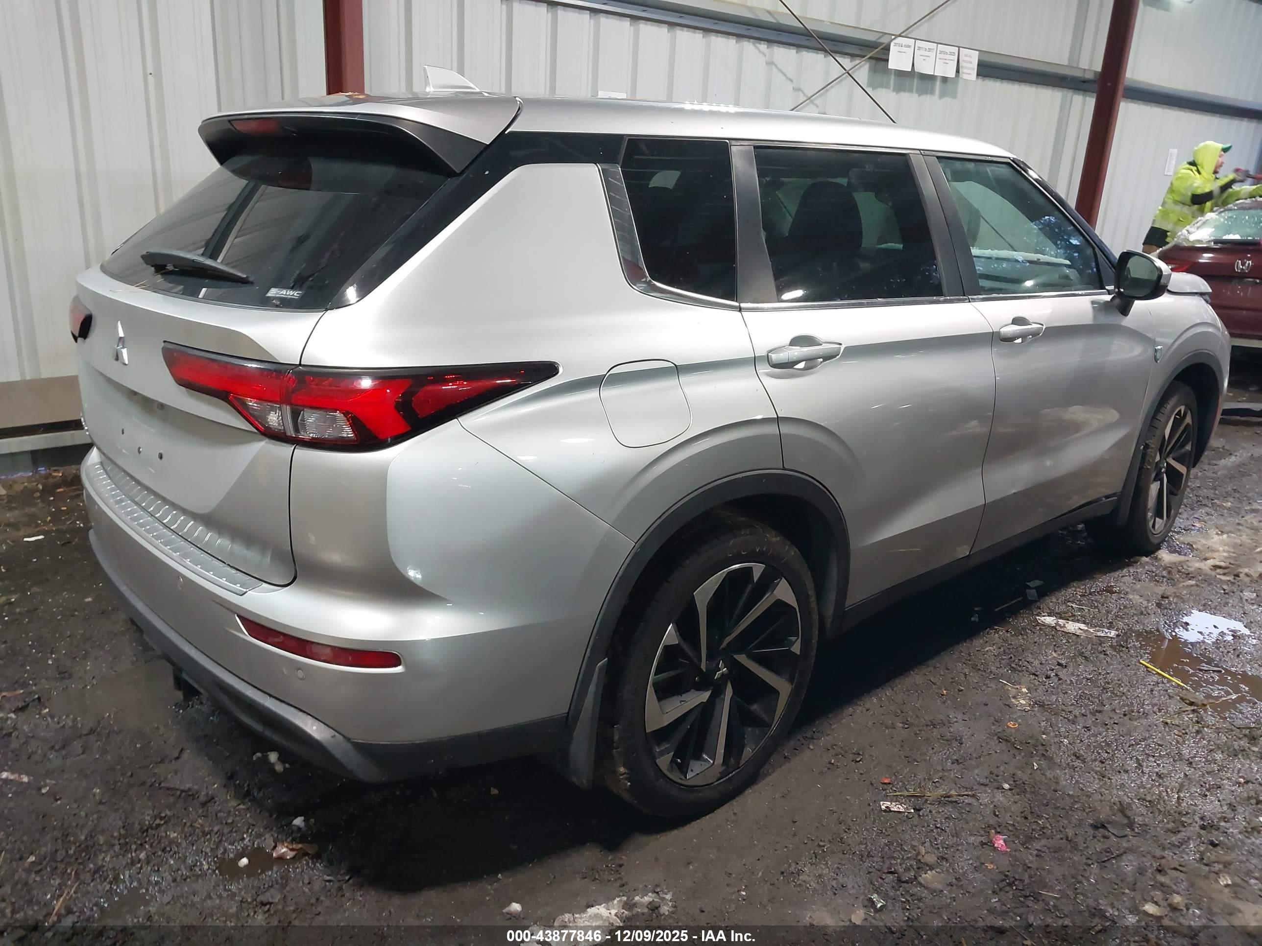 MITSUBISHI OUTLANDER image 4