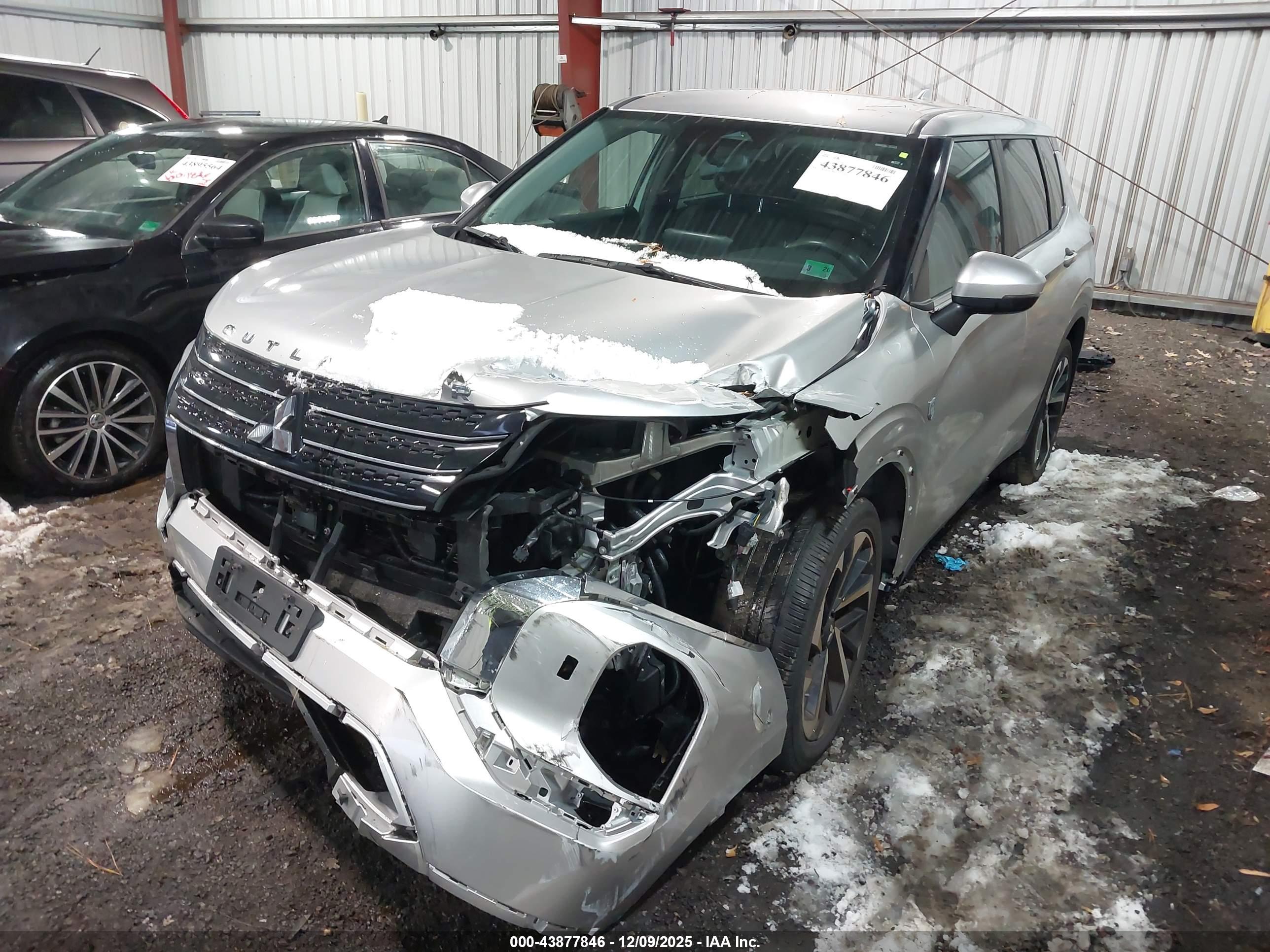 MITSUBISHI OUTLANDER image 6