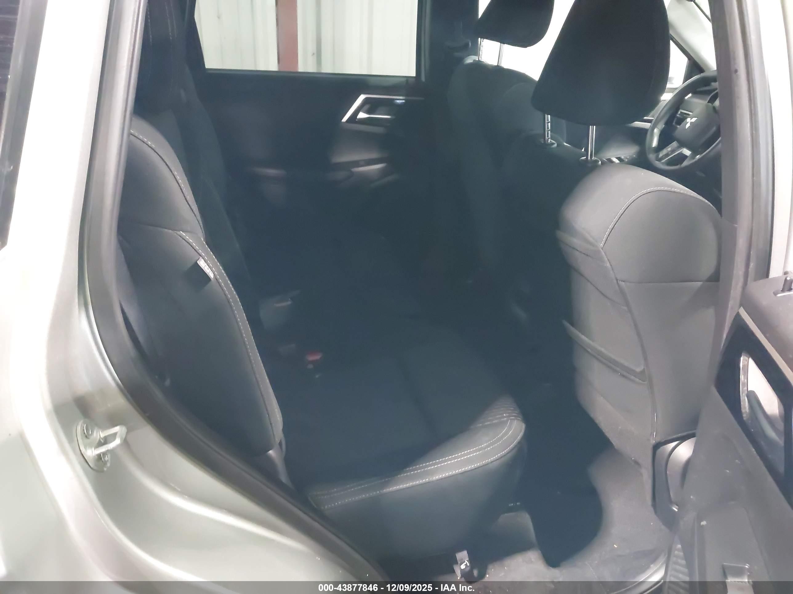 MITSUBISHI OUTLANDER image 8