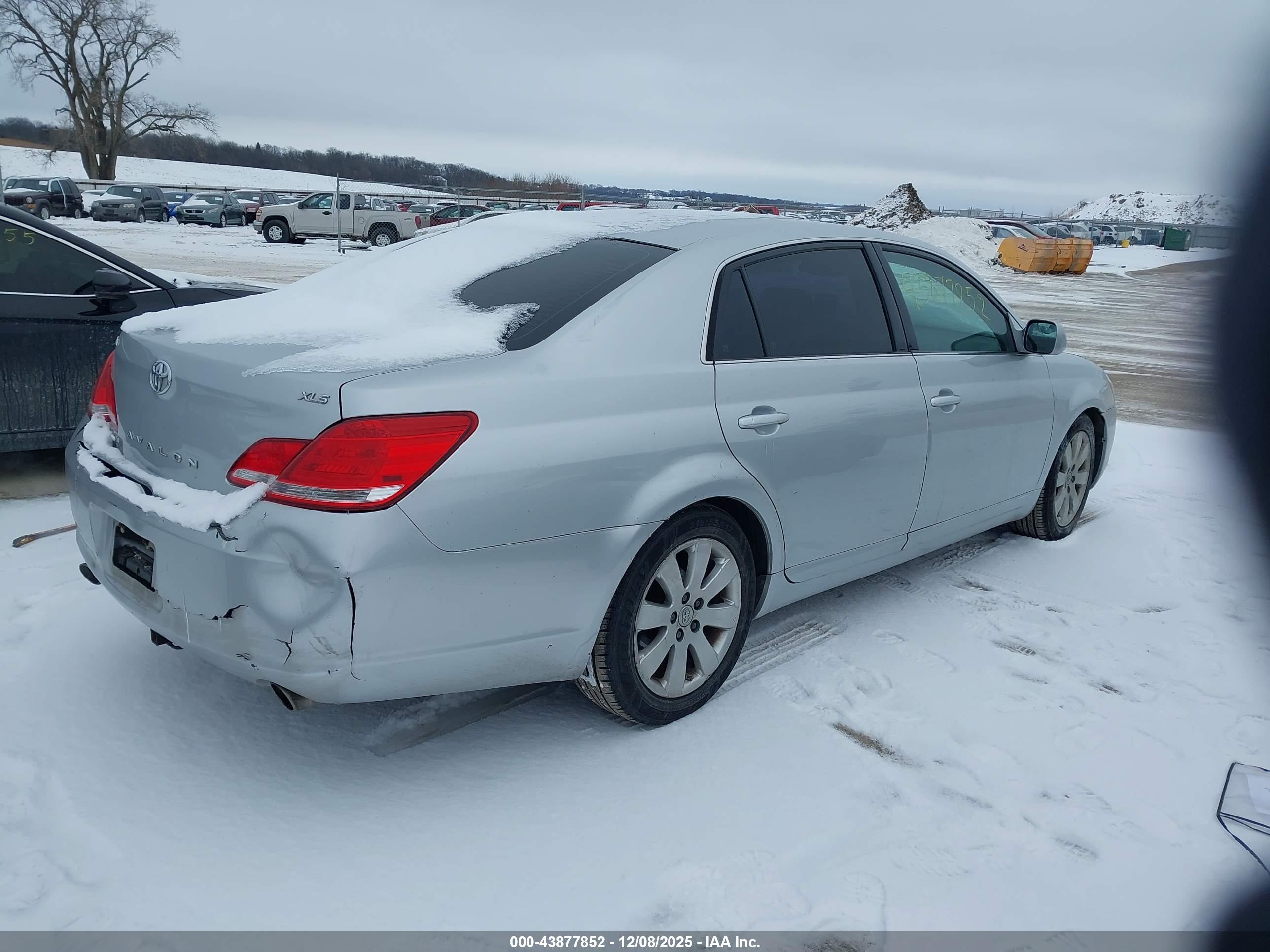 TOYOTA AVALON image 4
