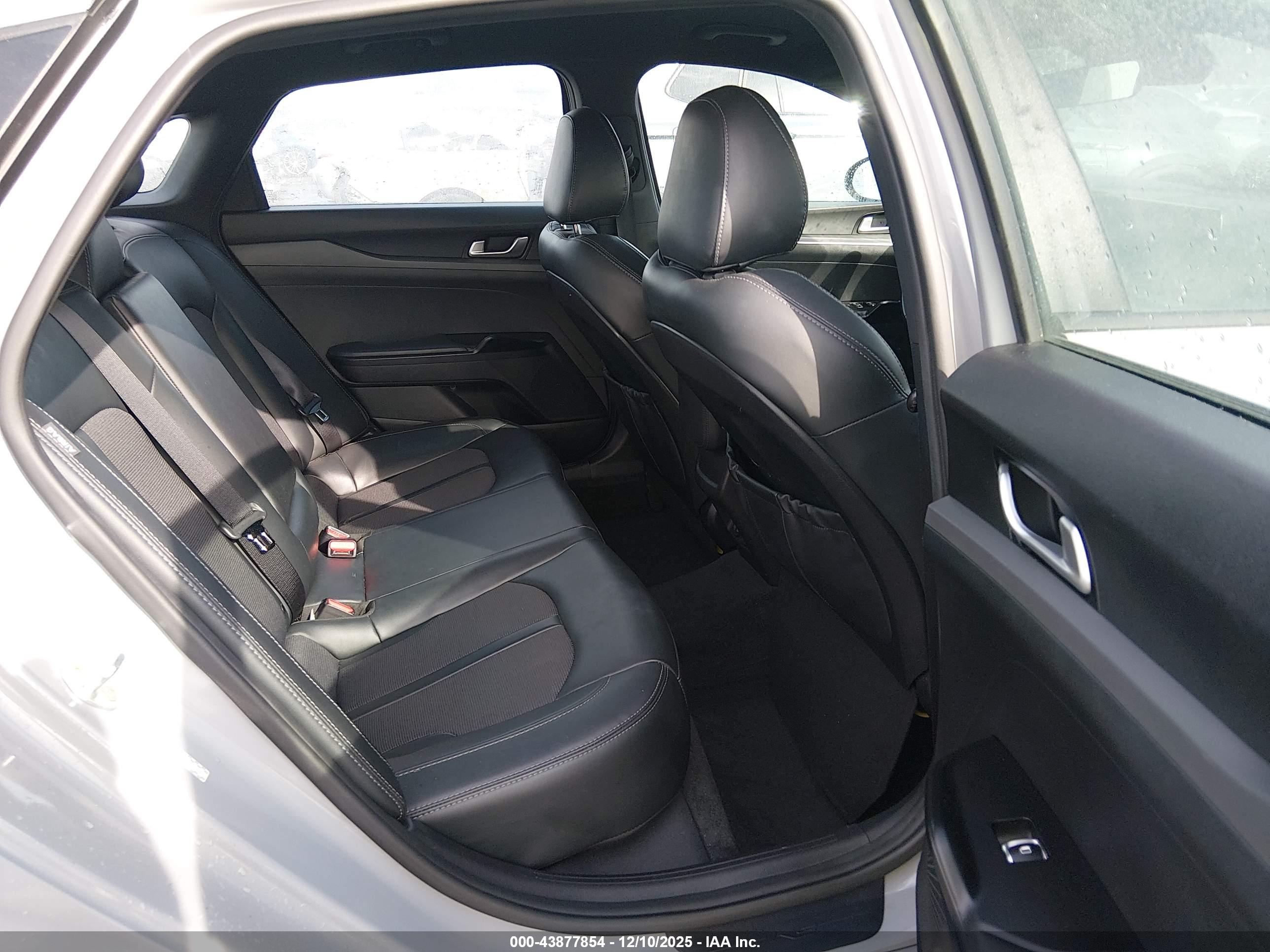 KIA K5 image 8