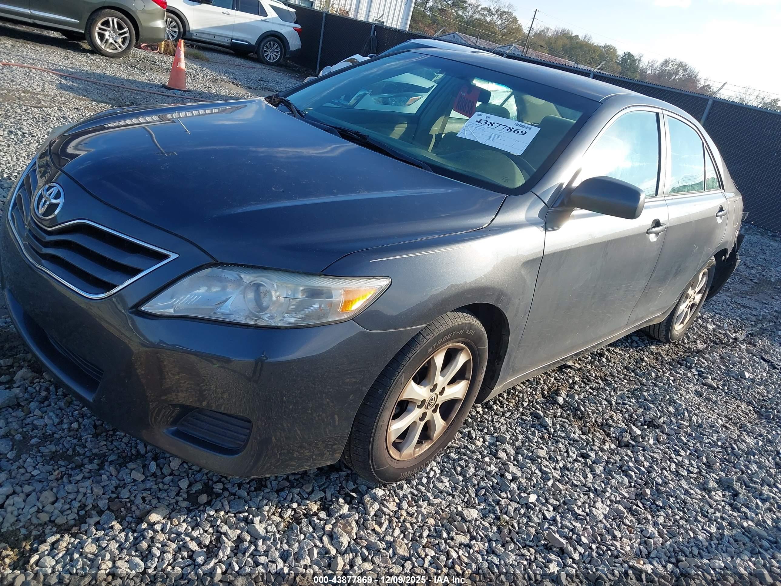 TOYOTA CAMRY image 2