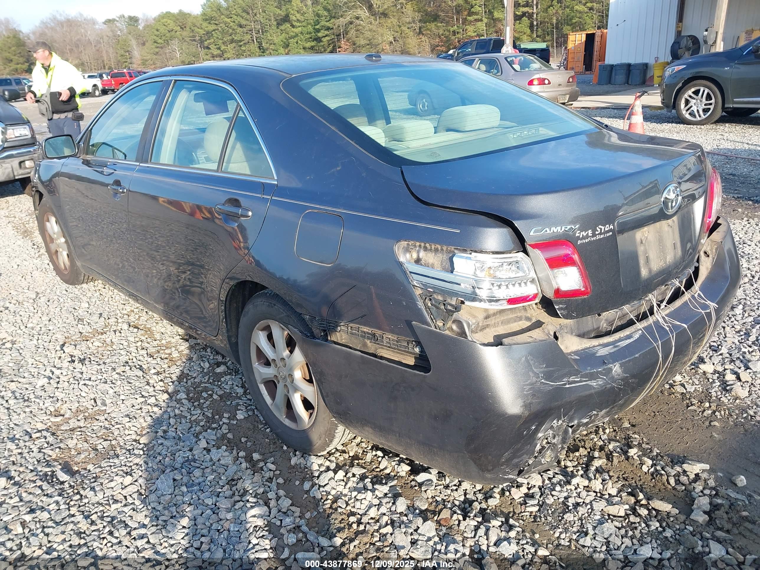 TOYOTA CAMRY image 3
