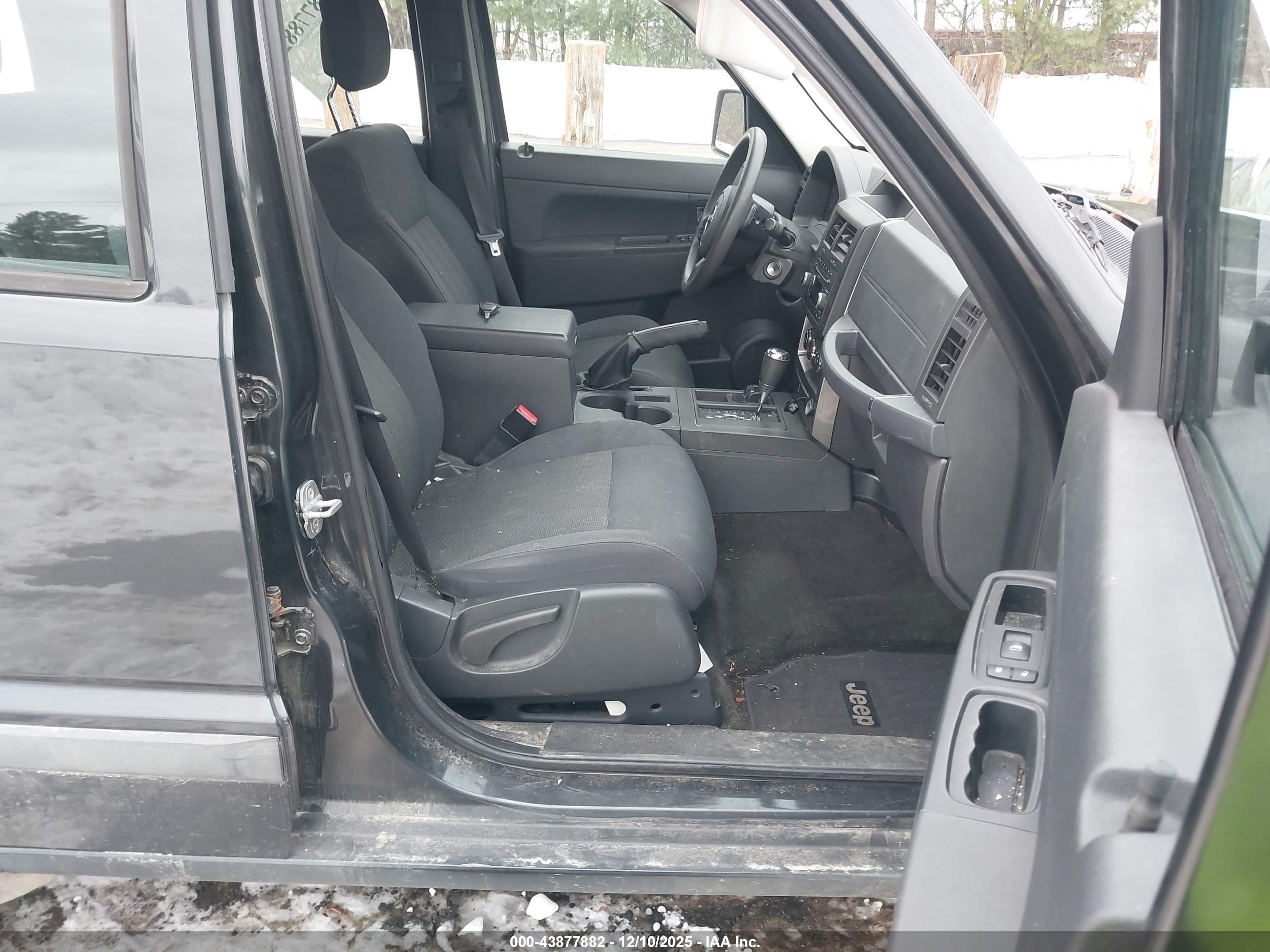 JEEP LIBERTY image 5