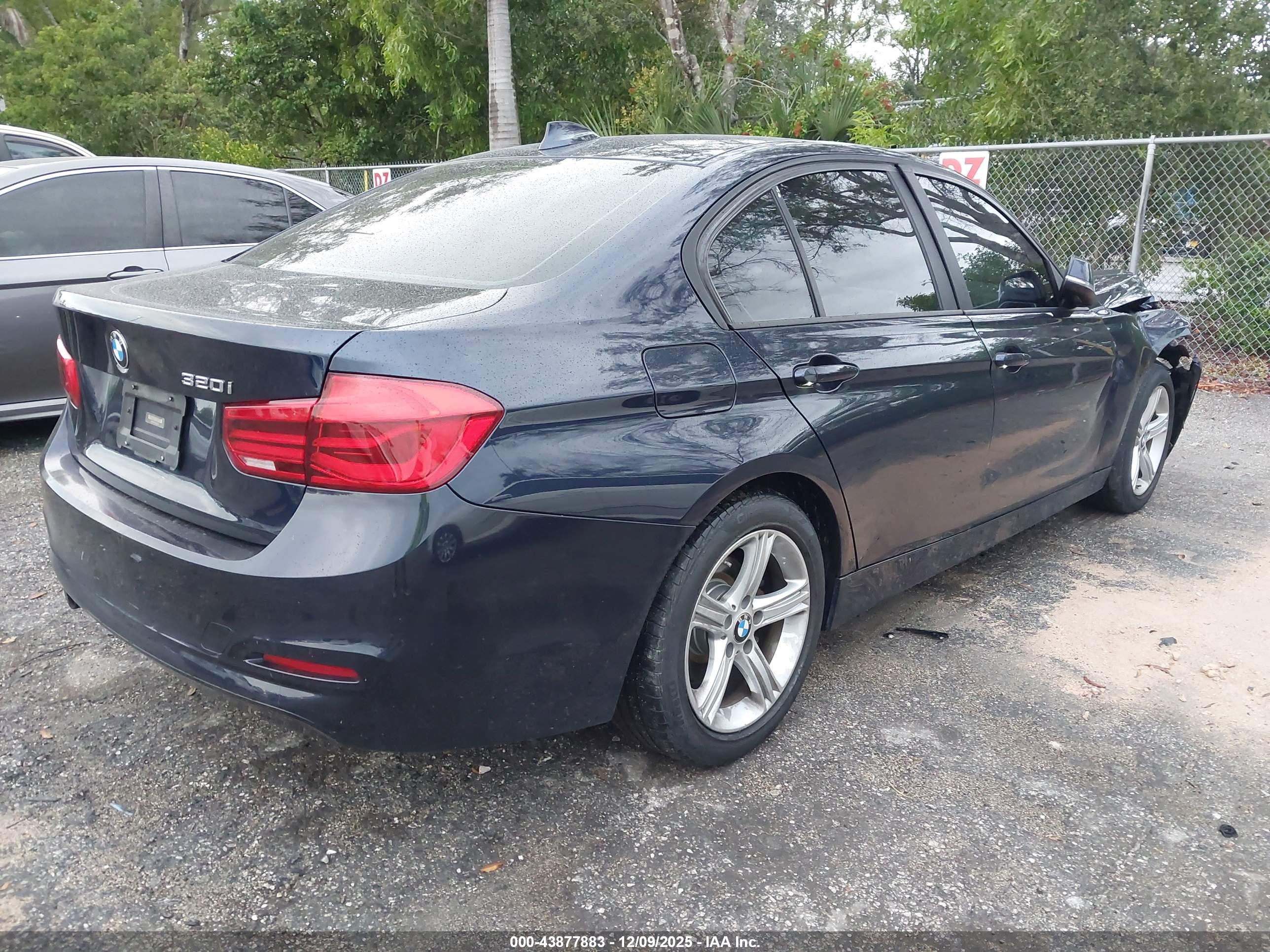 BMW 320I image 4