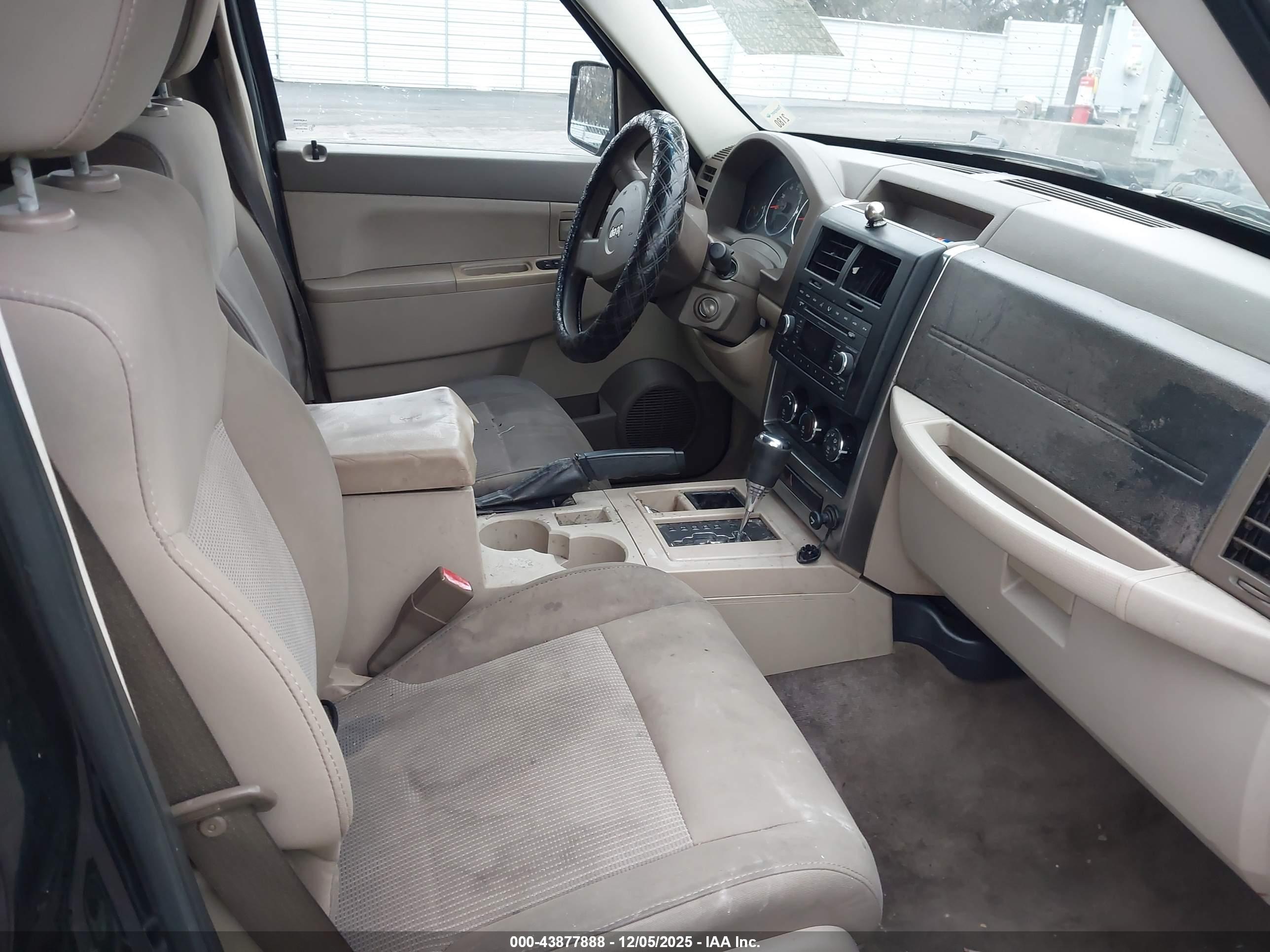 JEEP LIBERTY image 5