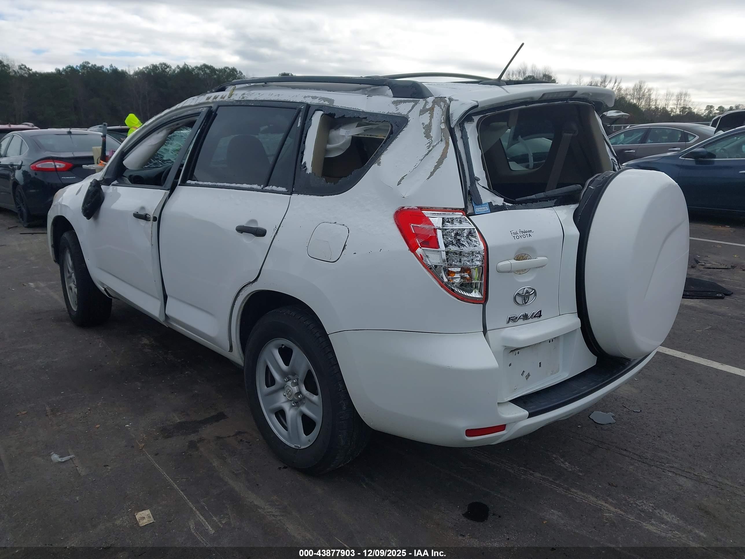 TOYOTA RAV4 image 3