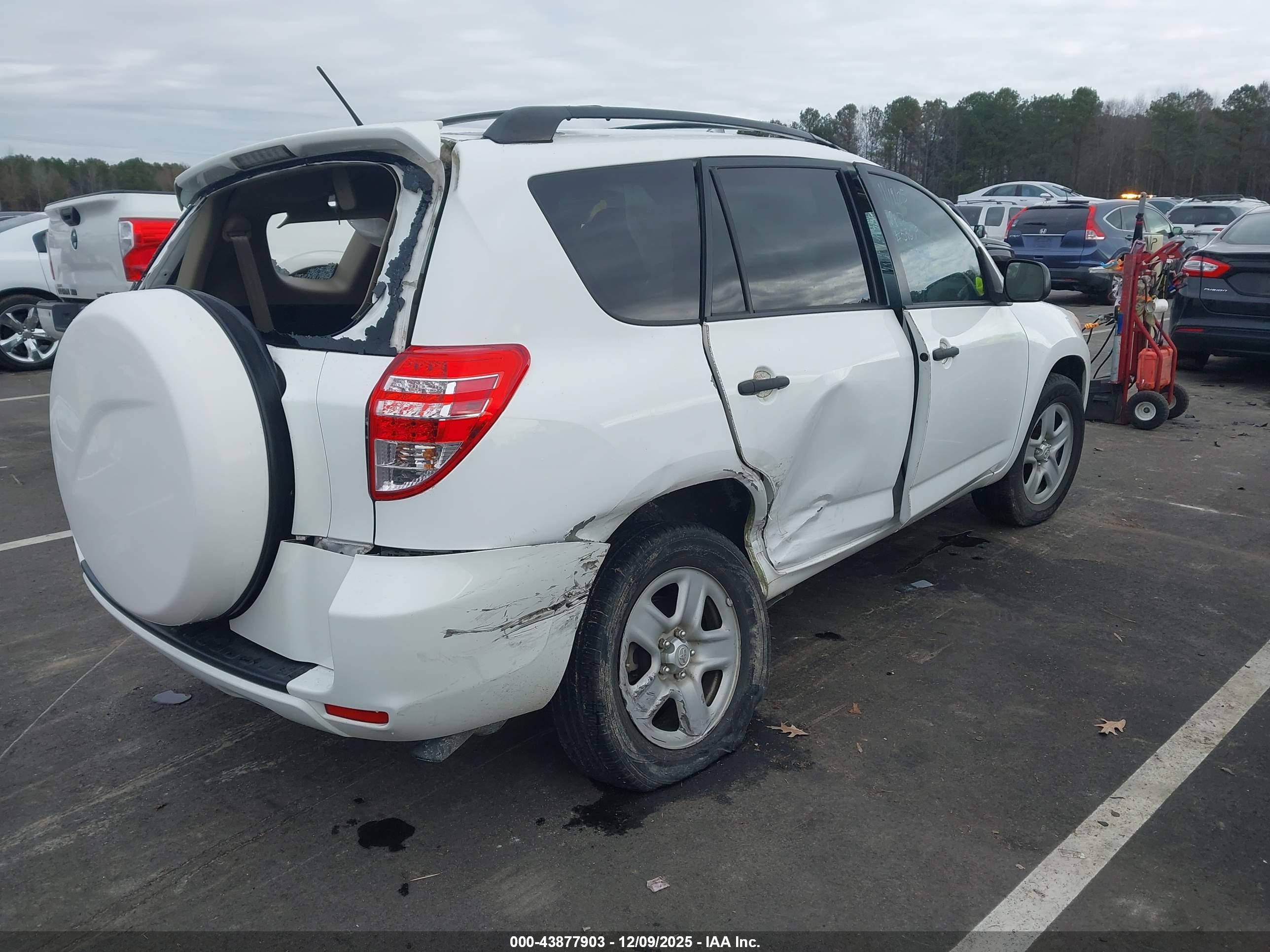 TOYOTA RAV4 image 4