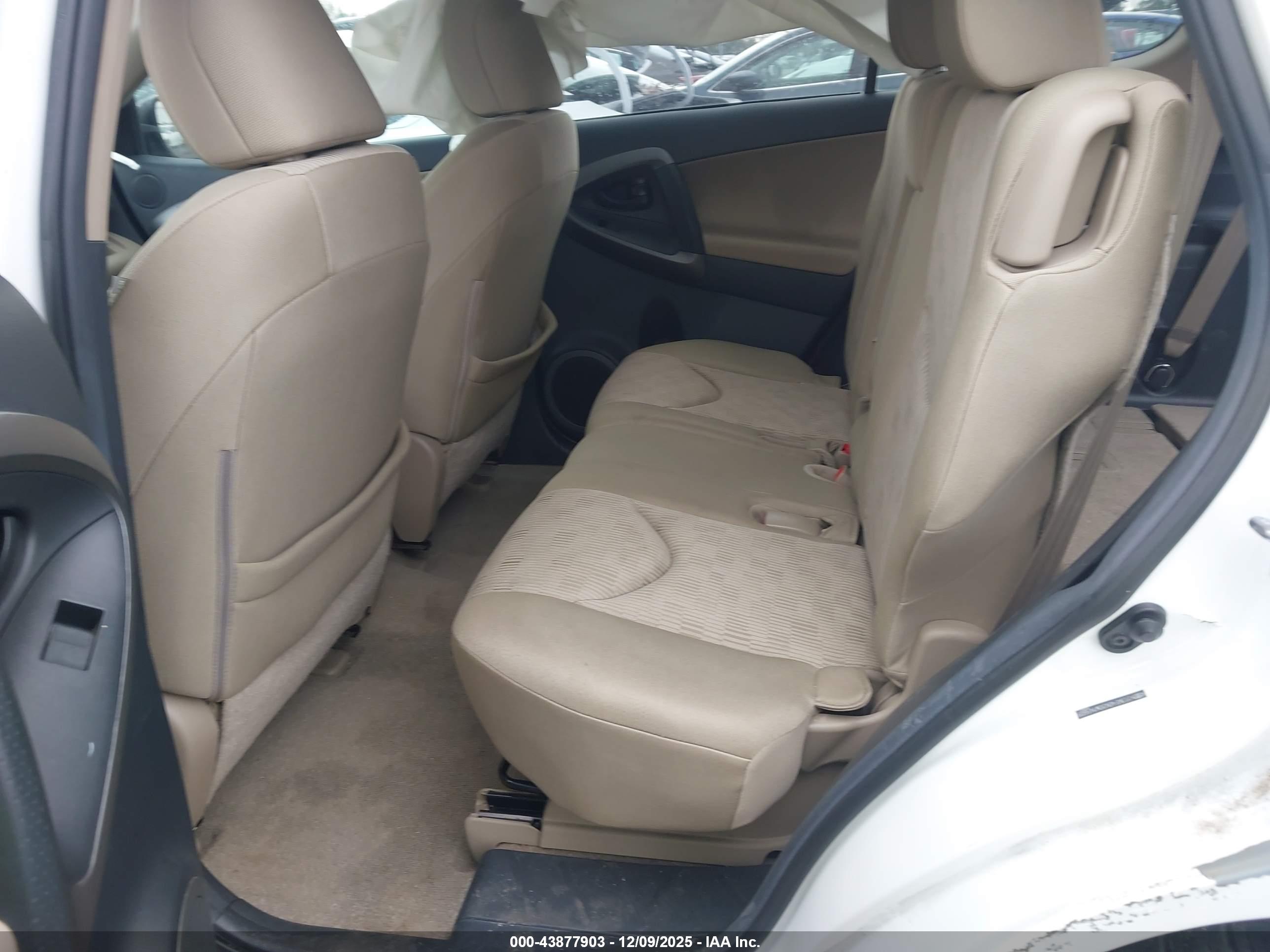 TOYOTA RAV4 image 8