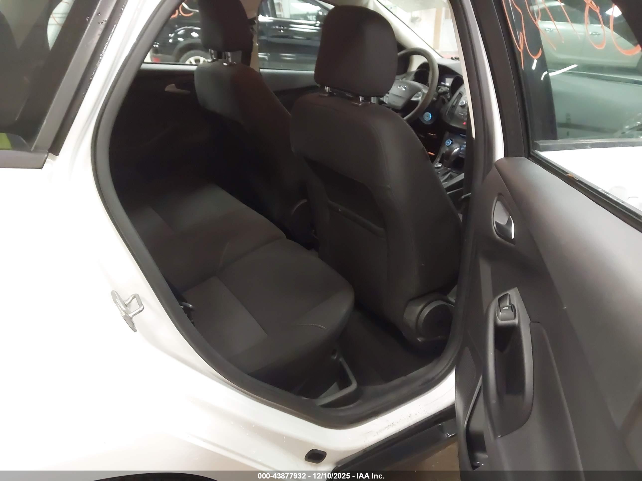 FORD FOCUS image 8