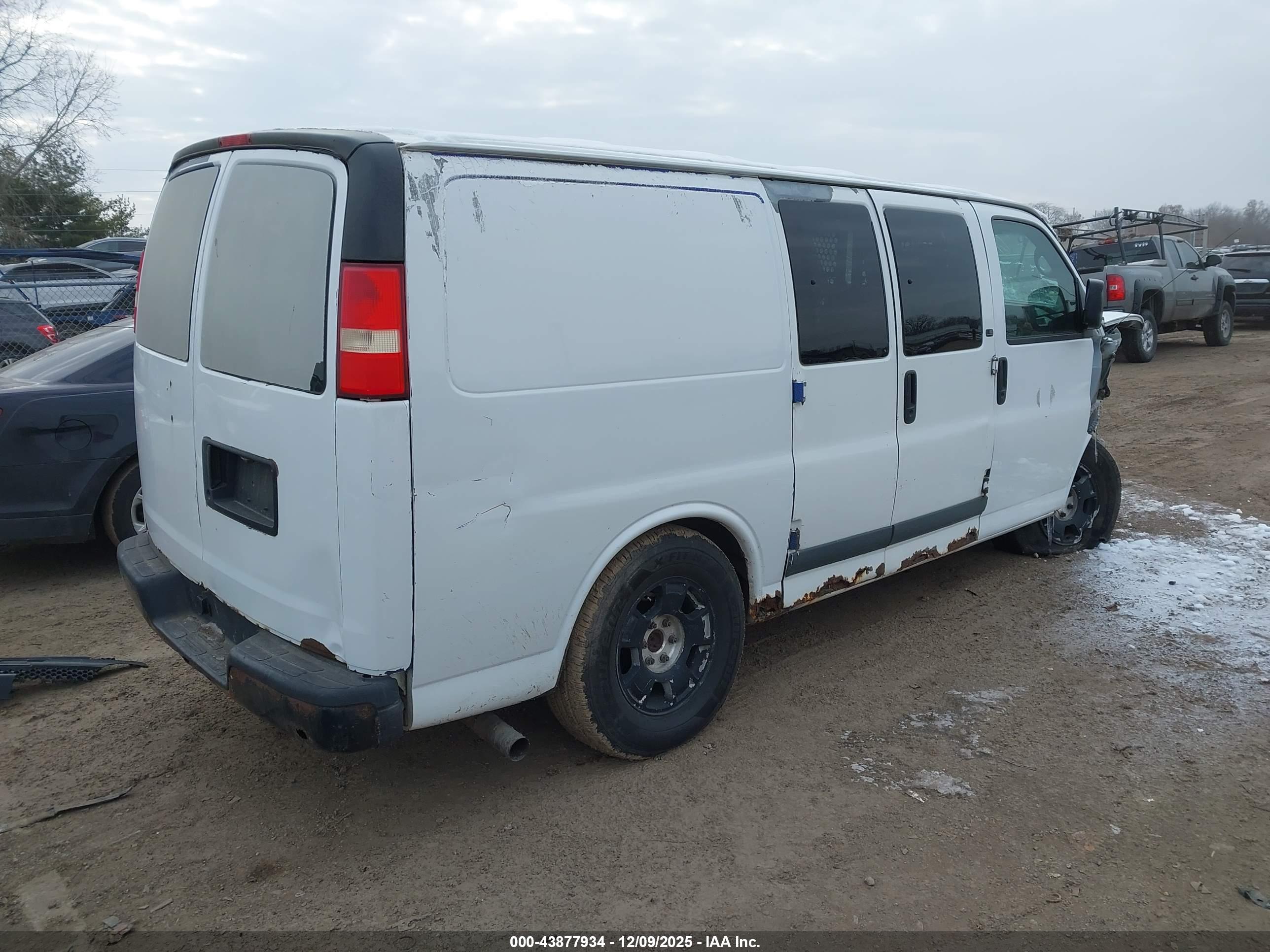 CHEVROLET EXPRESS image 4