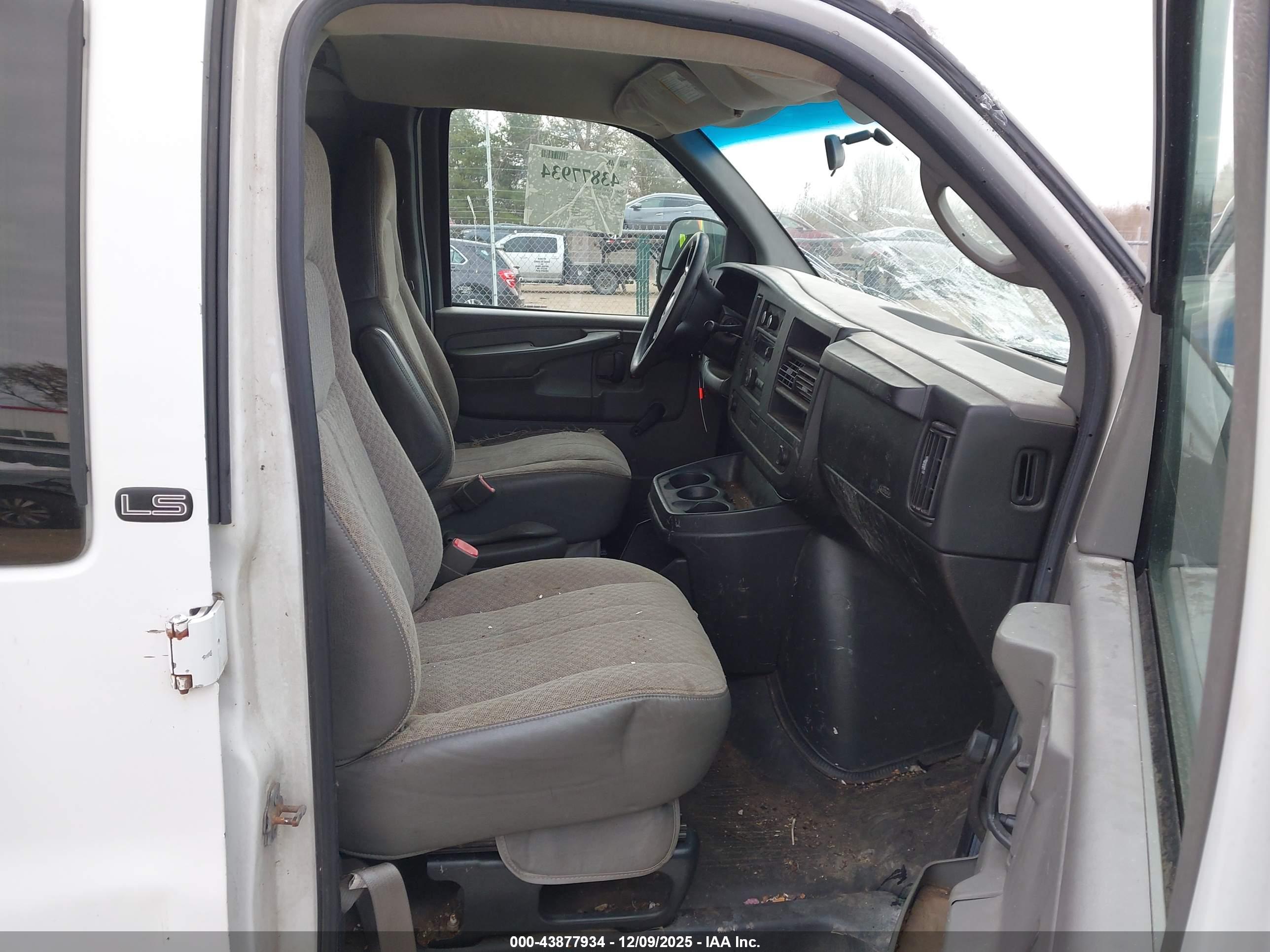 CHEVROLET EXPRESS image 5