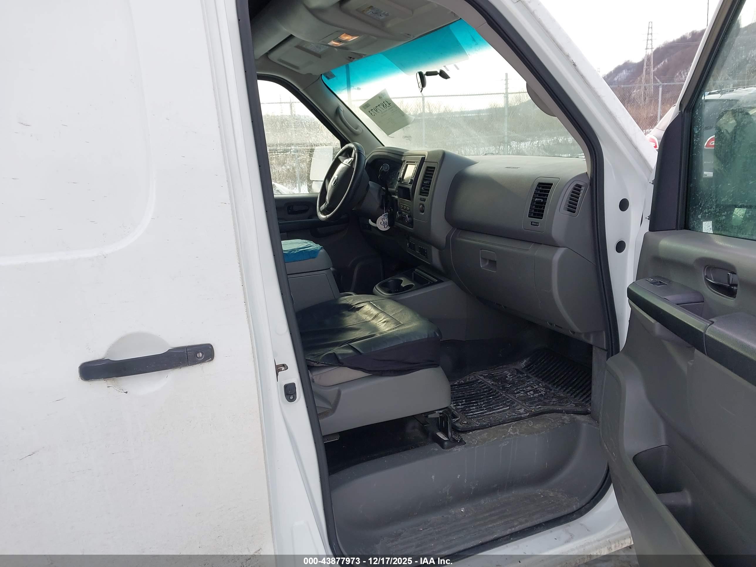NISSAN NV image 5