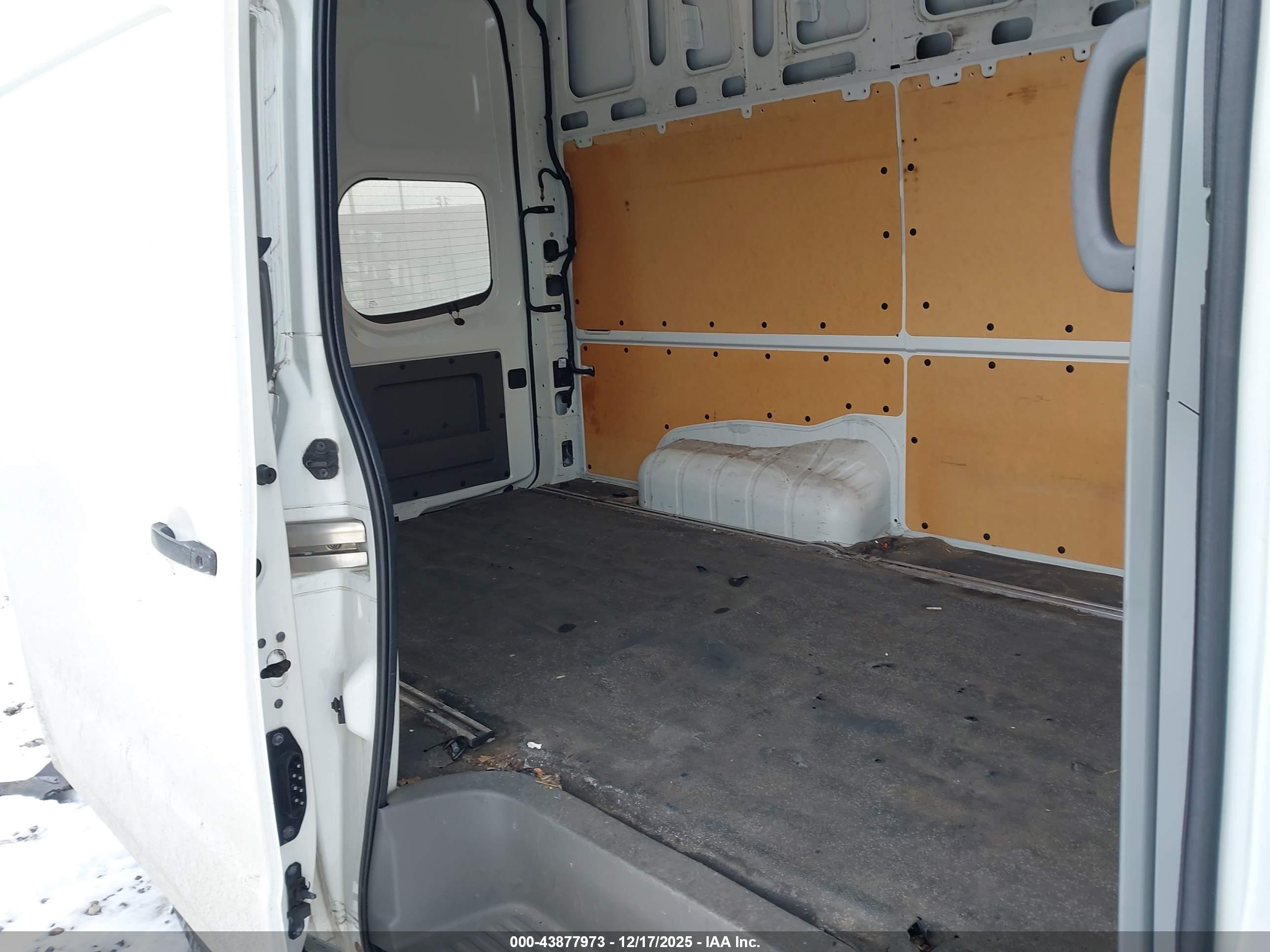 NISSAN NV image 8