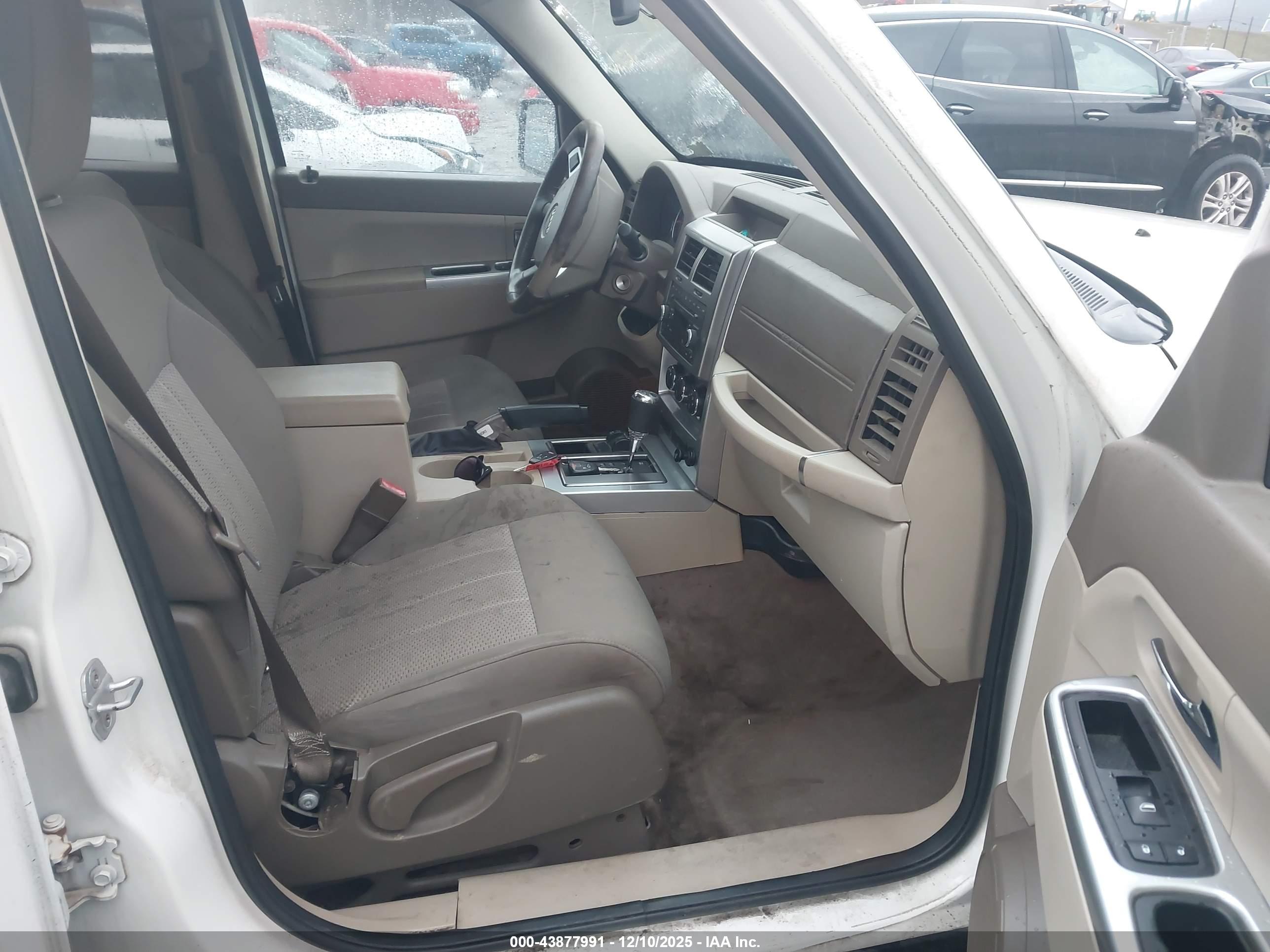 JEEP LIBERTY image 5