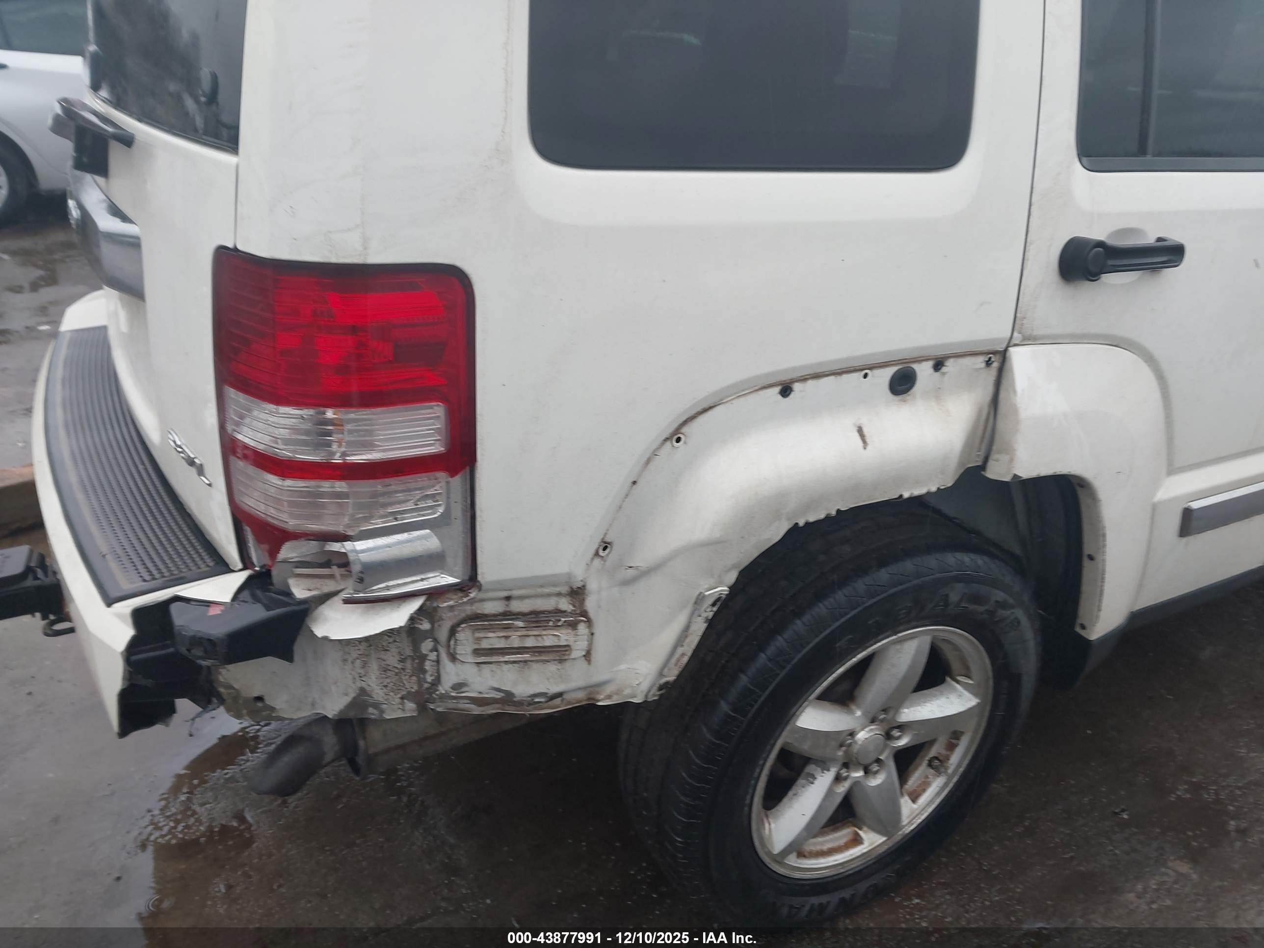 JEEP LIBERTY image 6