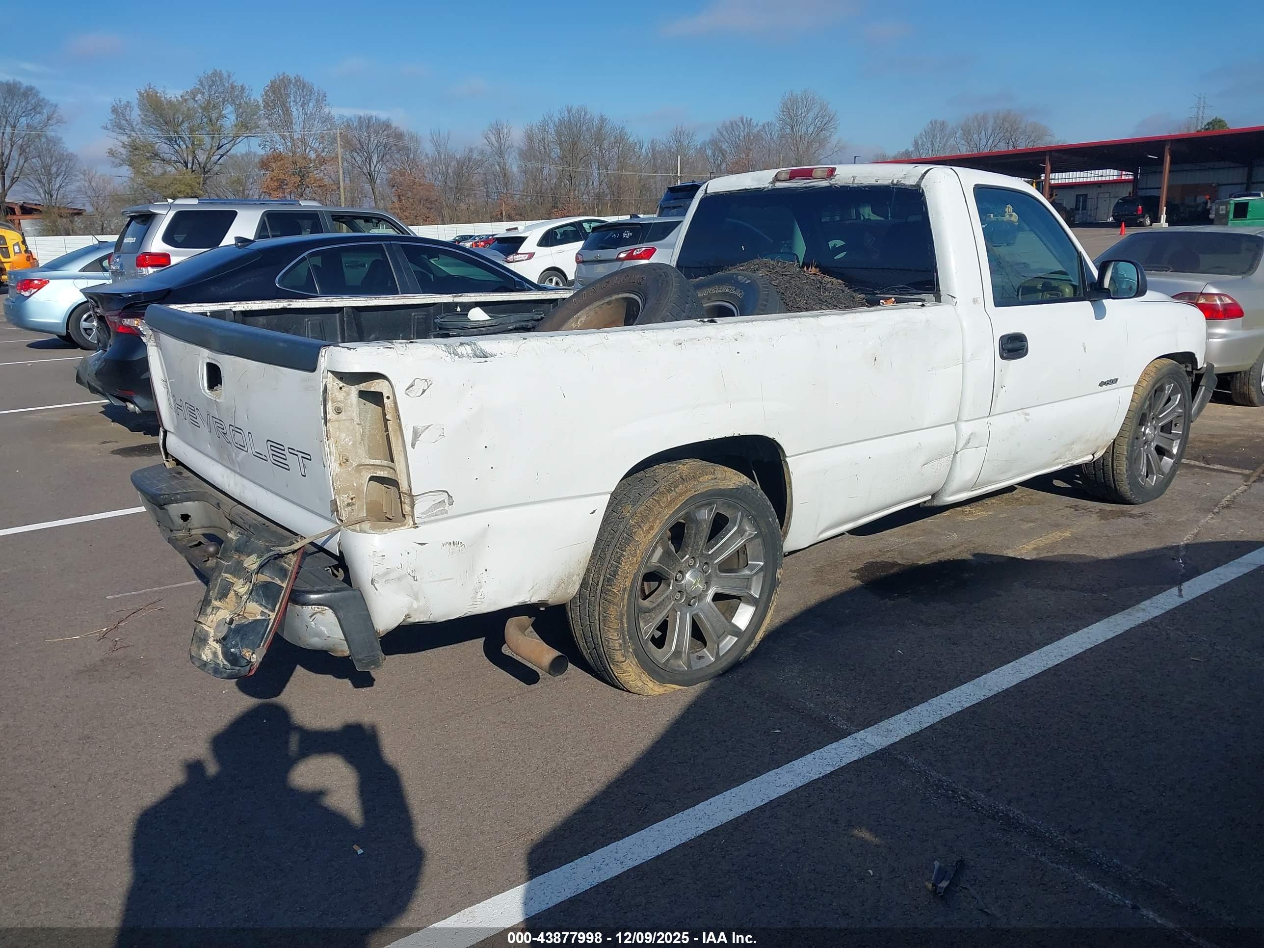 CHEVROLET SILVERADO image 4