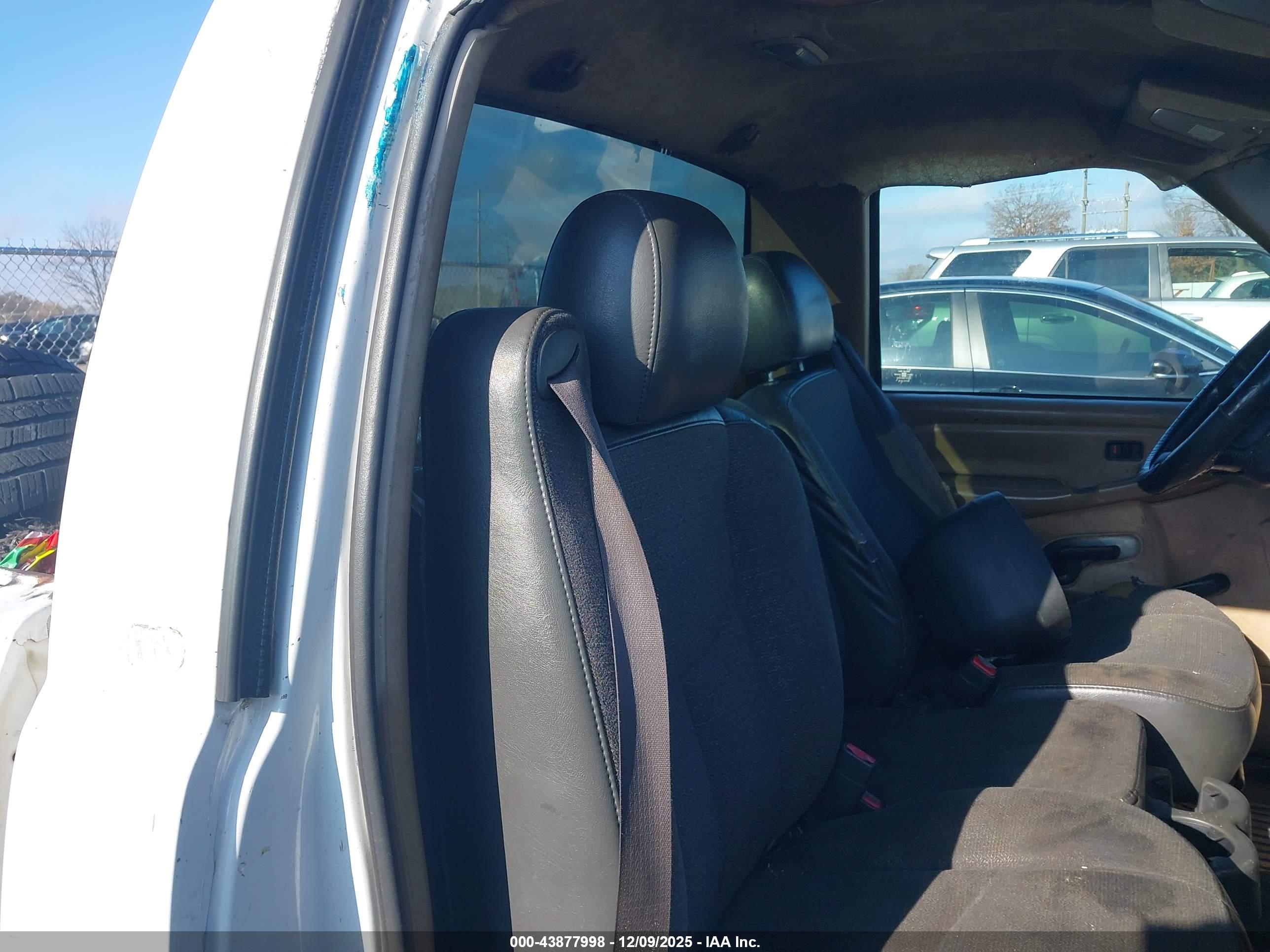 CHEVROLET SILVERADO image 8