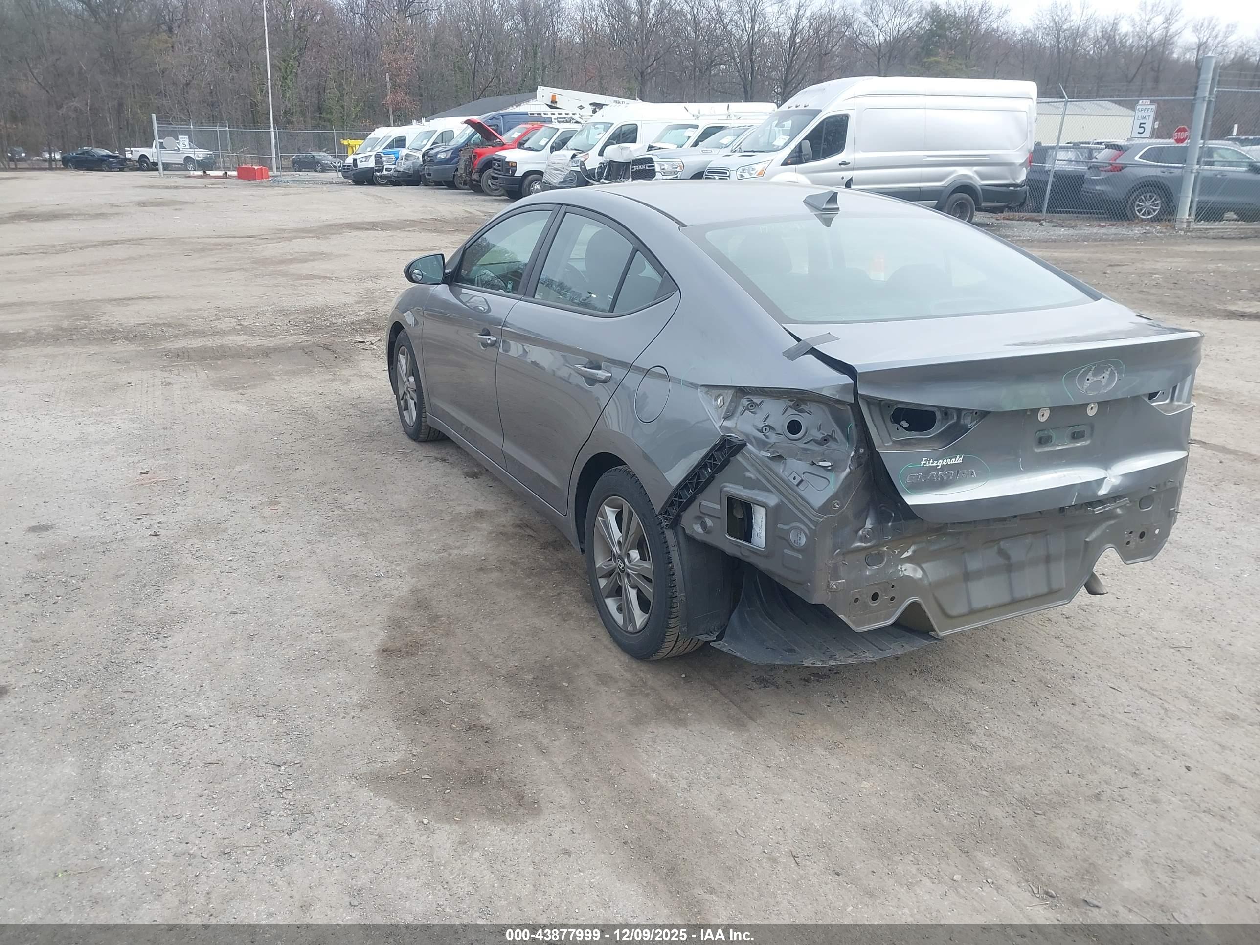 HYUNDAI ELANTRA image 3
