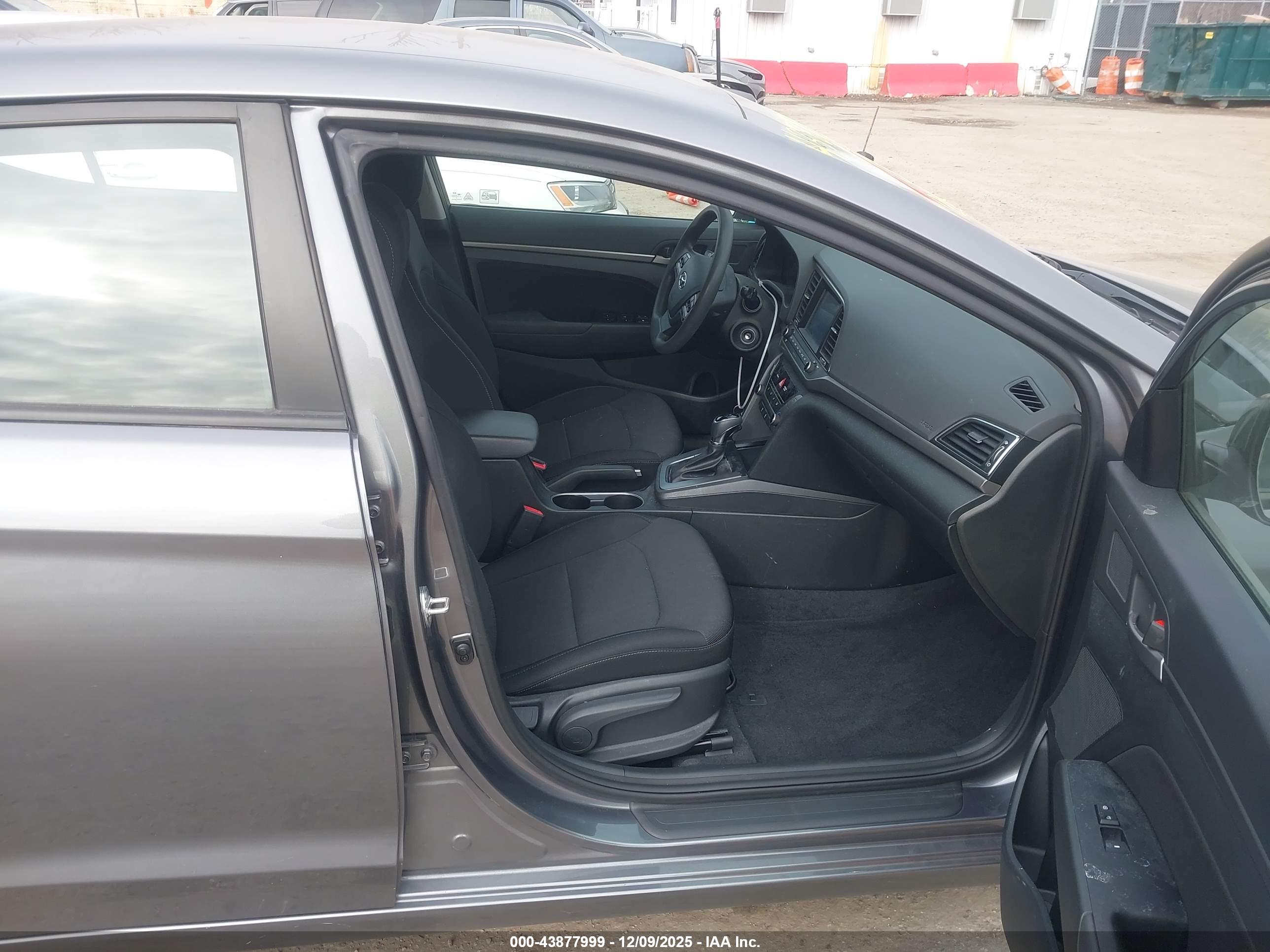 HYUNDAI ELANTRA image 5