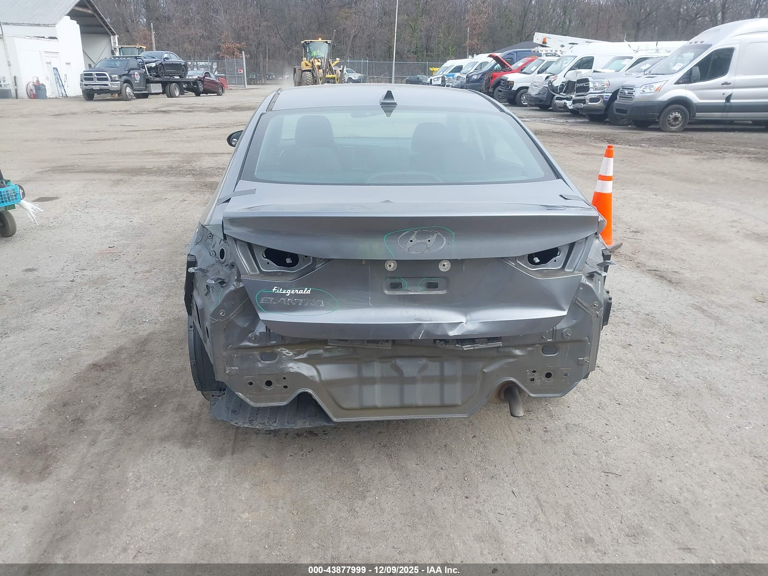HYUNDAI ELANTRA image 6