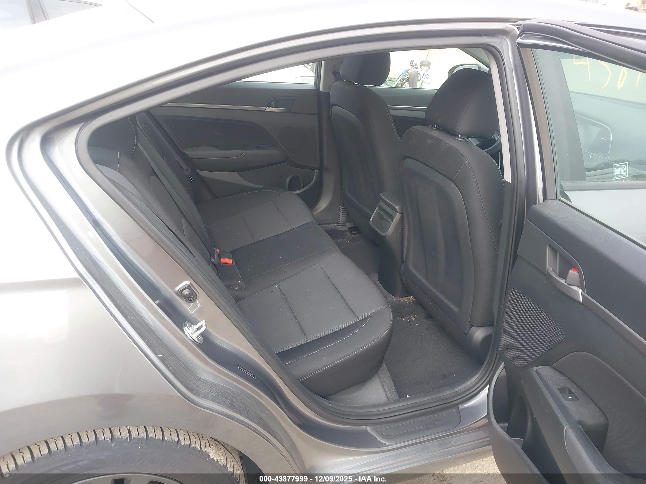 HYUNDAI ELANTRA image 8