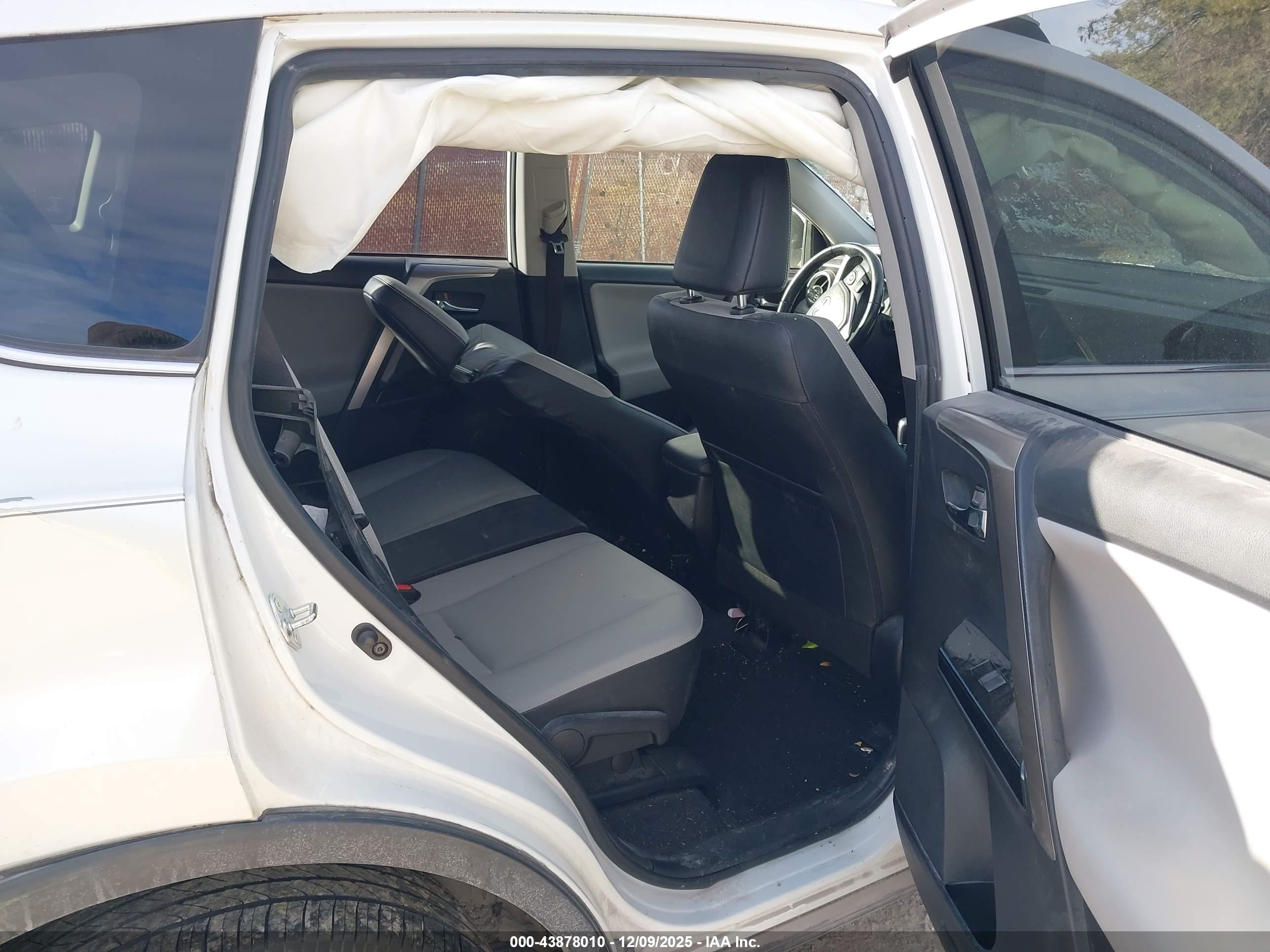 TOYOTA RAV4 image 8