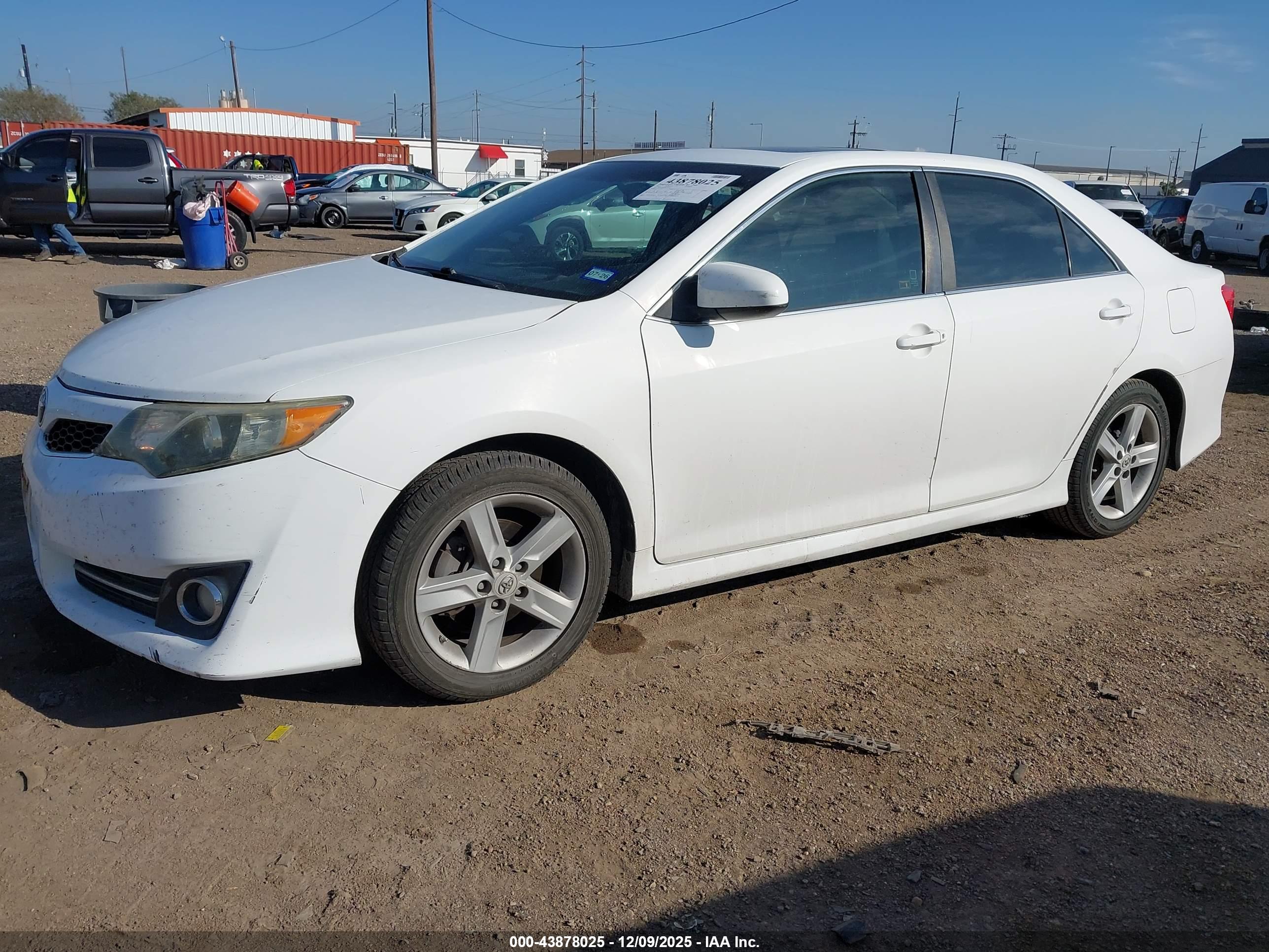 TOYOTA CAMRY image 2