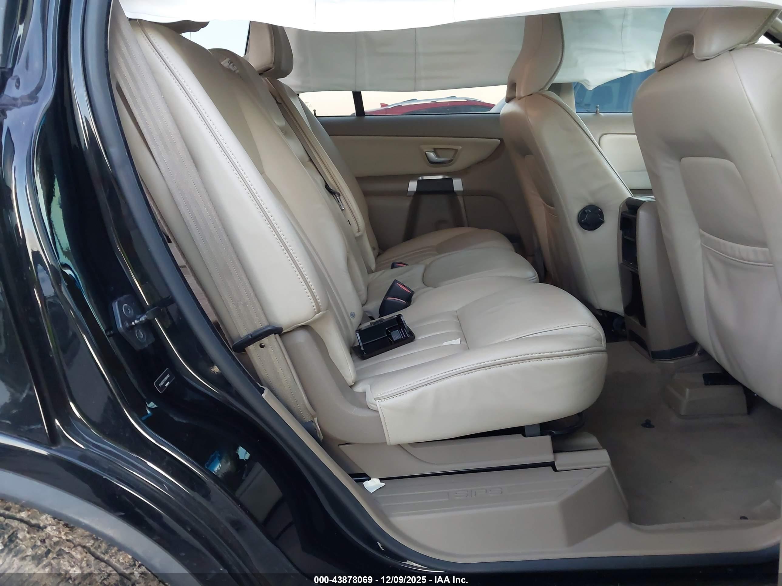 VOLVO XC90 image 8