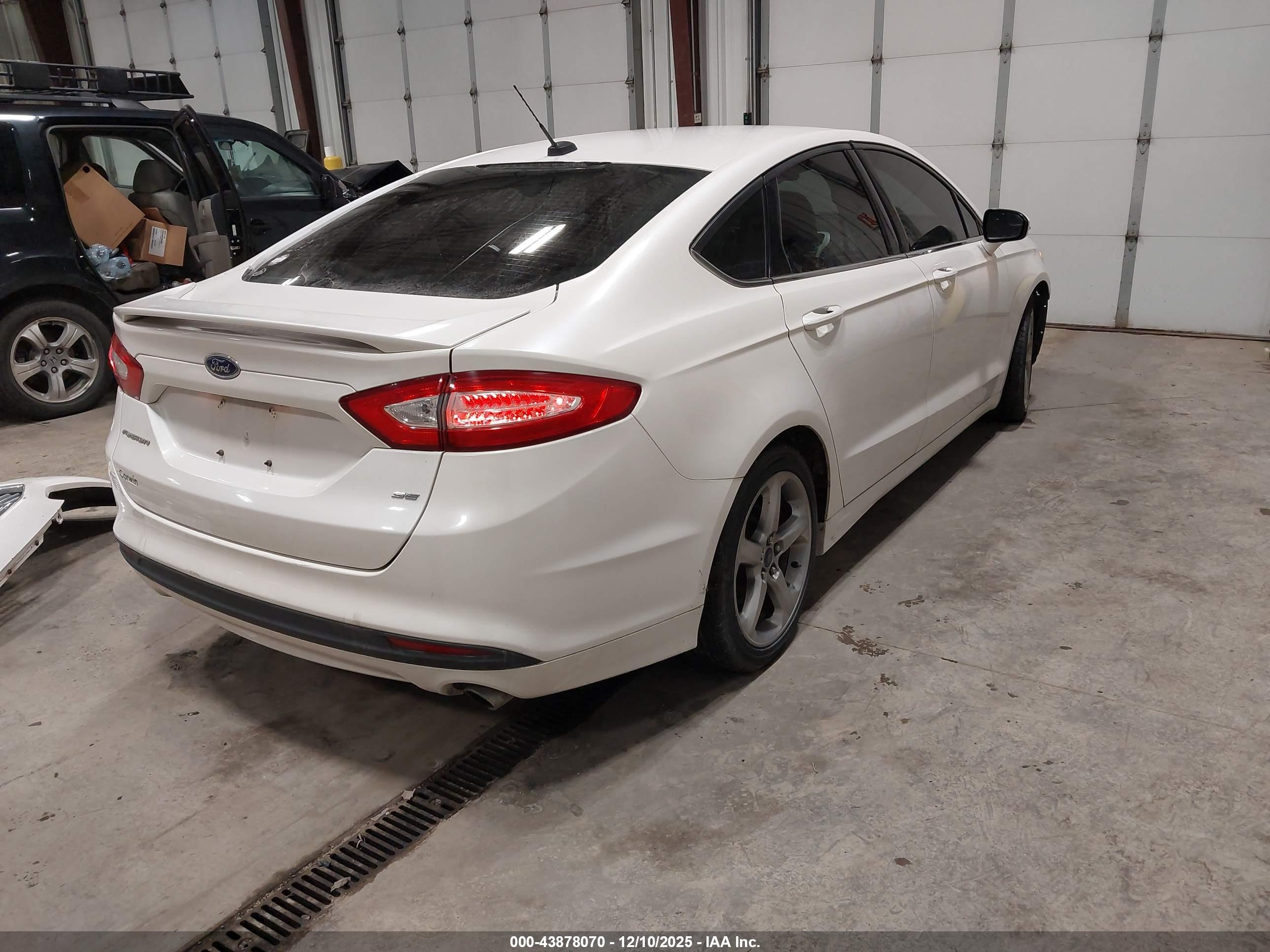FORD FUSION image 4