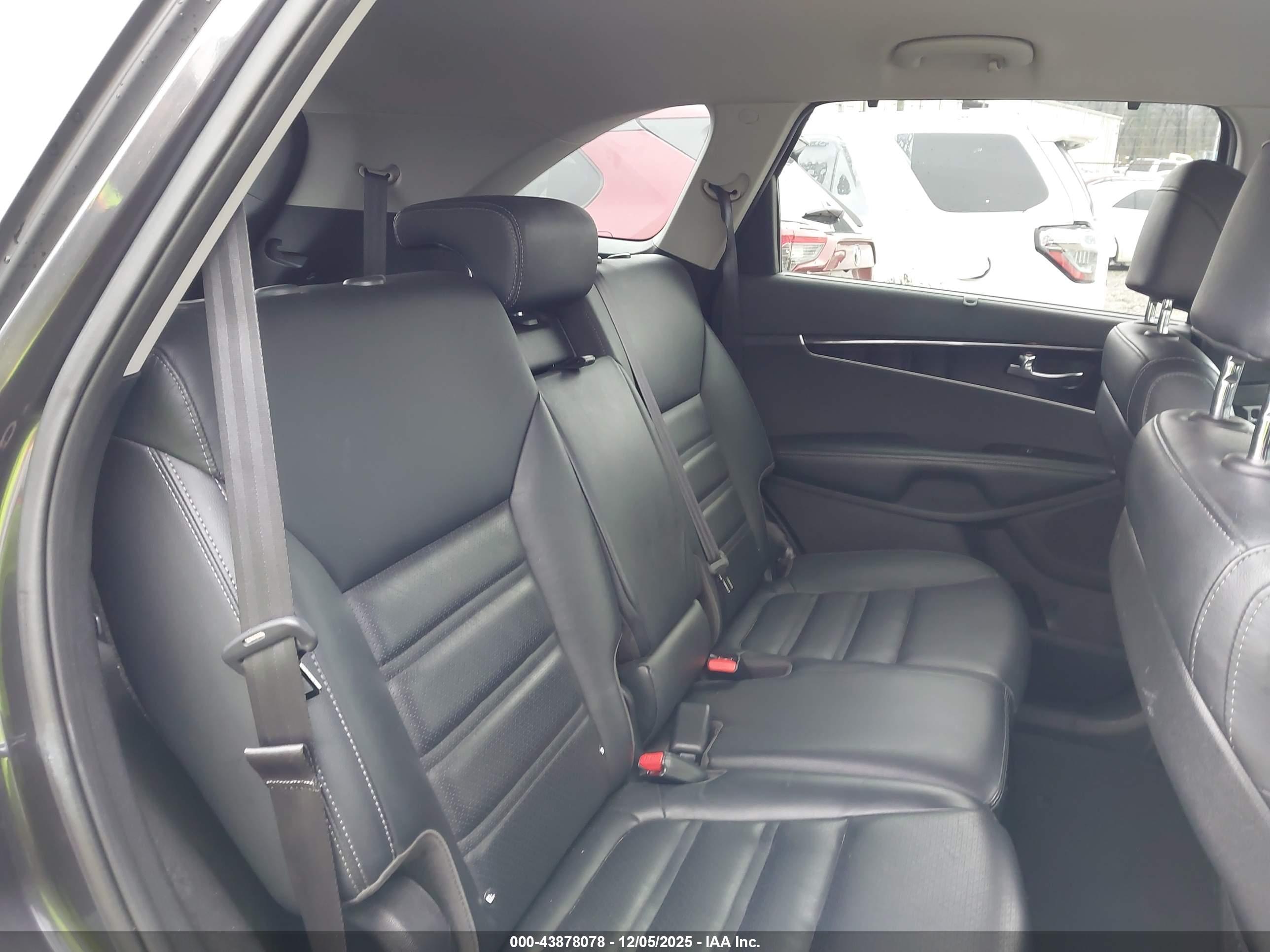 KIA SORENTO image 8