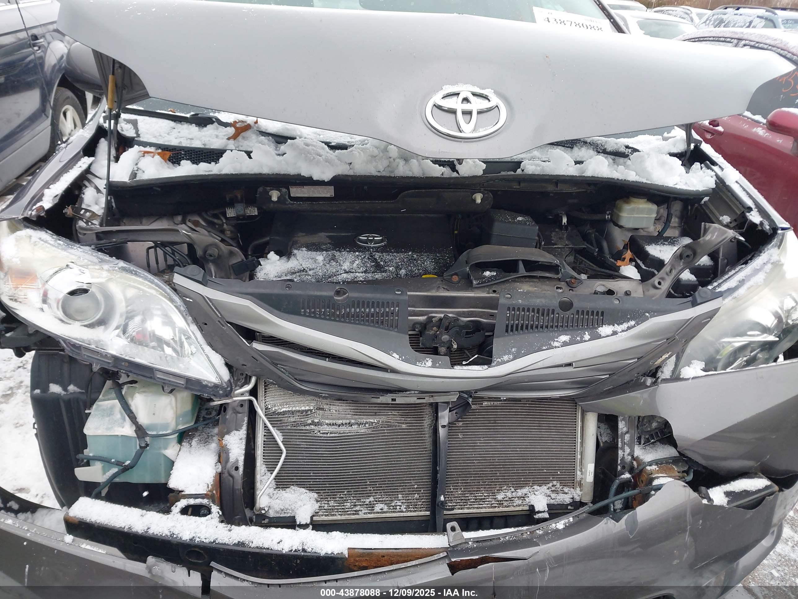 TOYOTA SIENNA image 10
