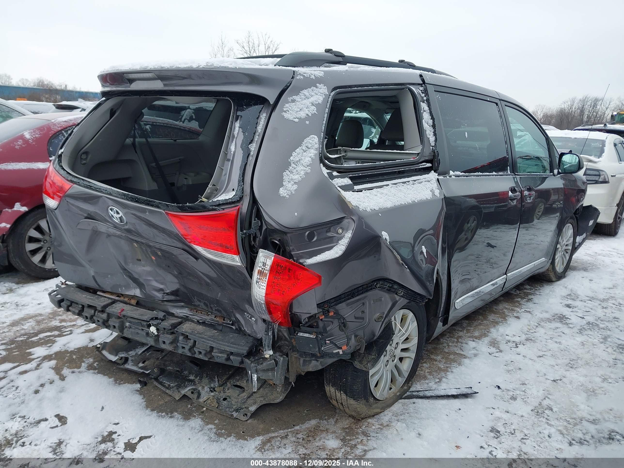 TOYOTA SIENNA image 4