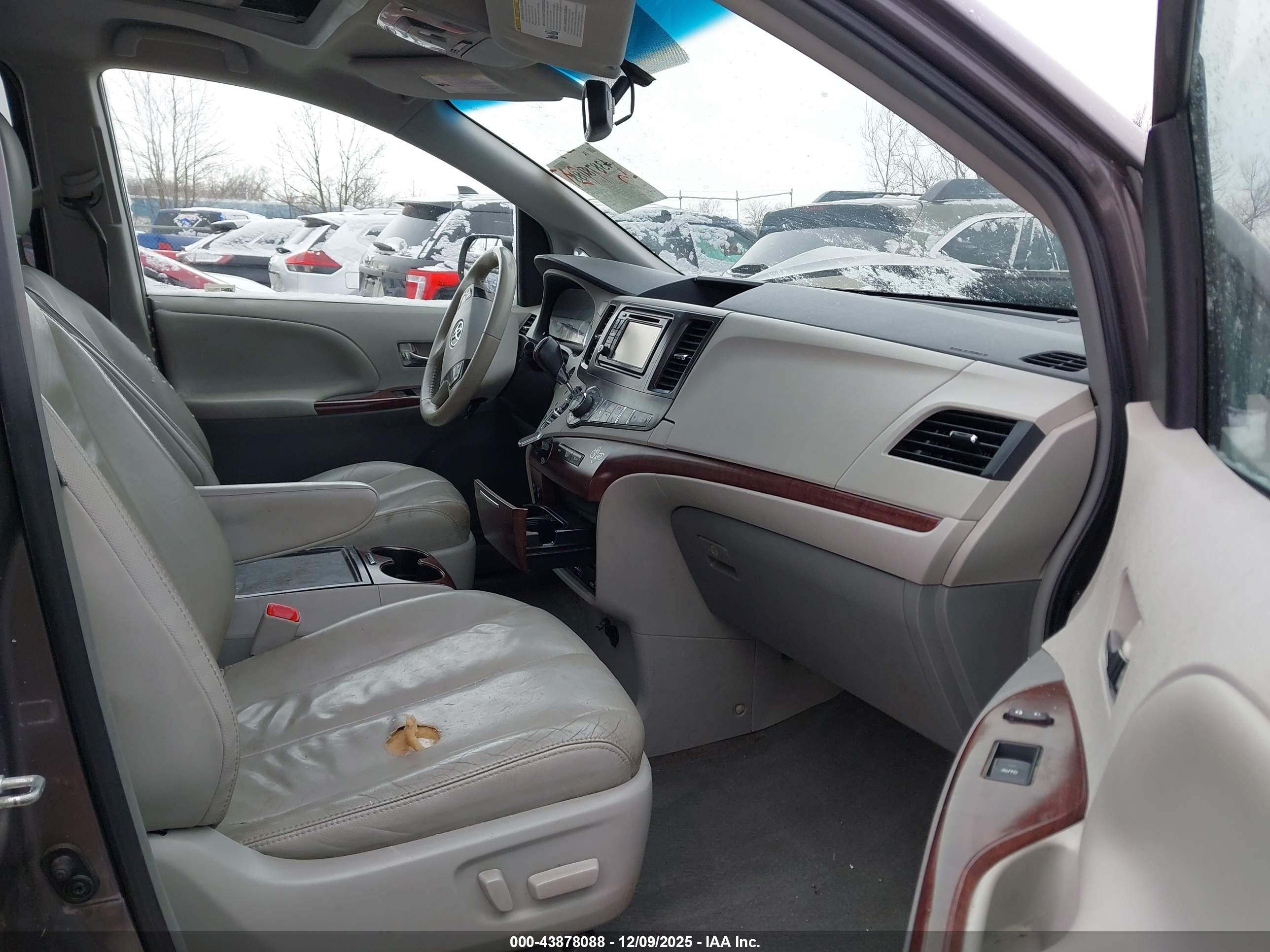 TOYOTA SIENNA image 5