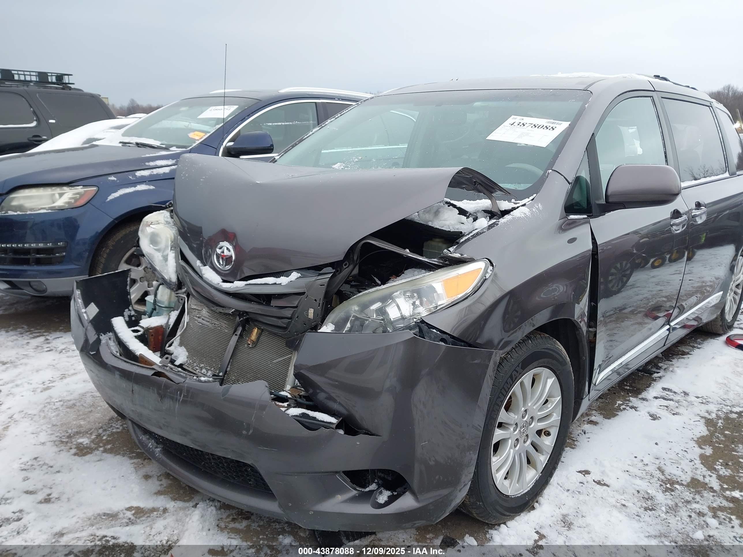 TOYOTA SIENNA image 6