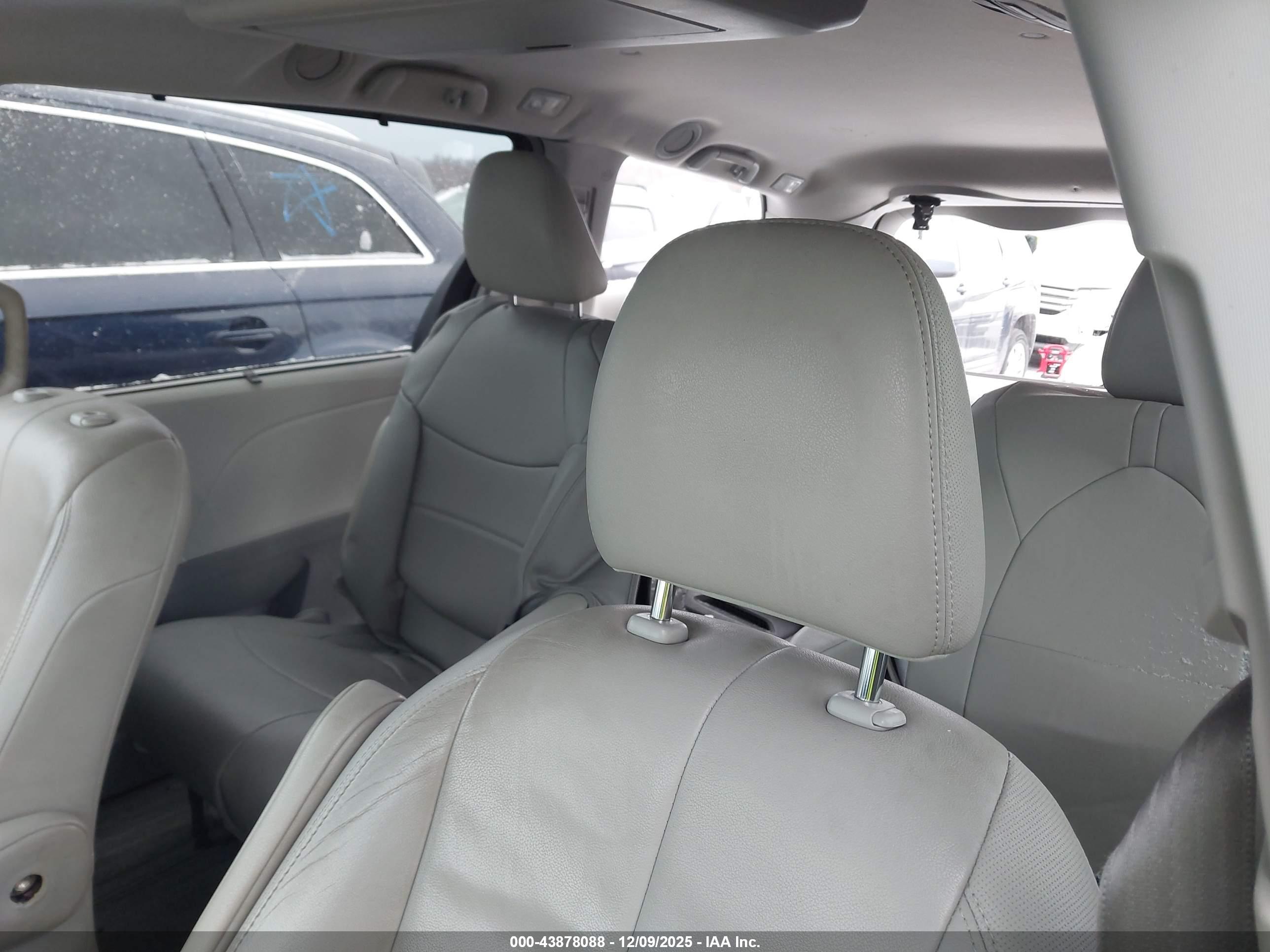 TOYOTA SIENNA image 8