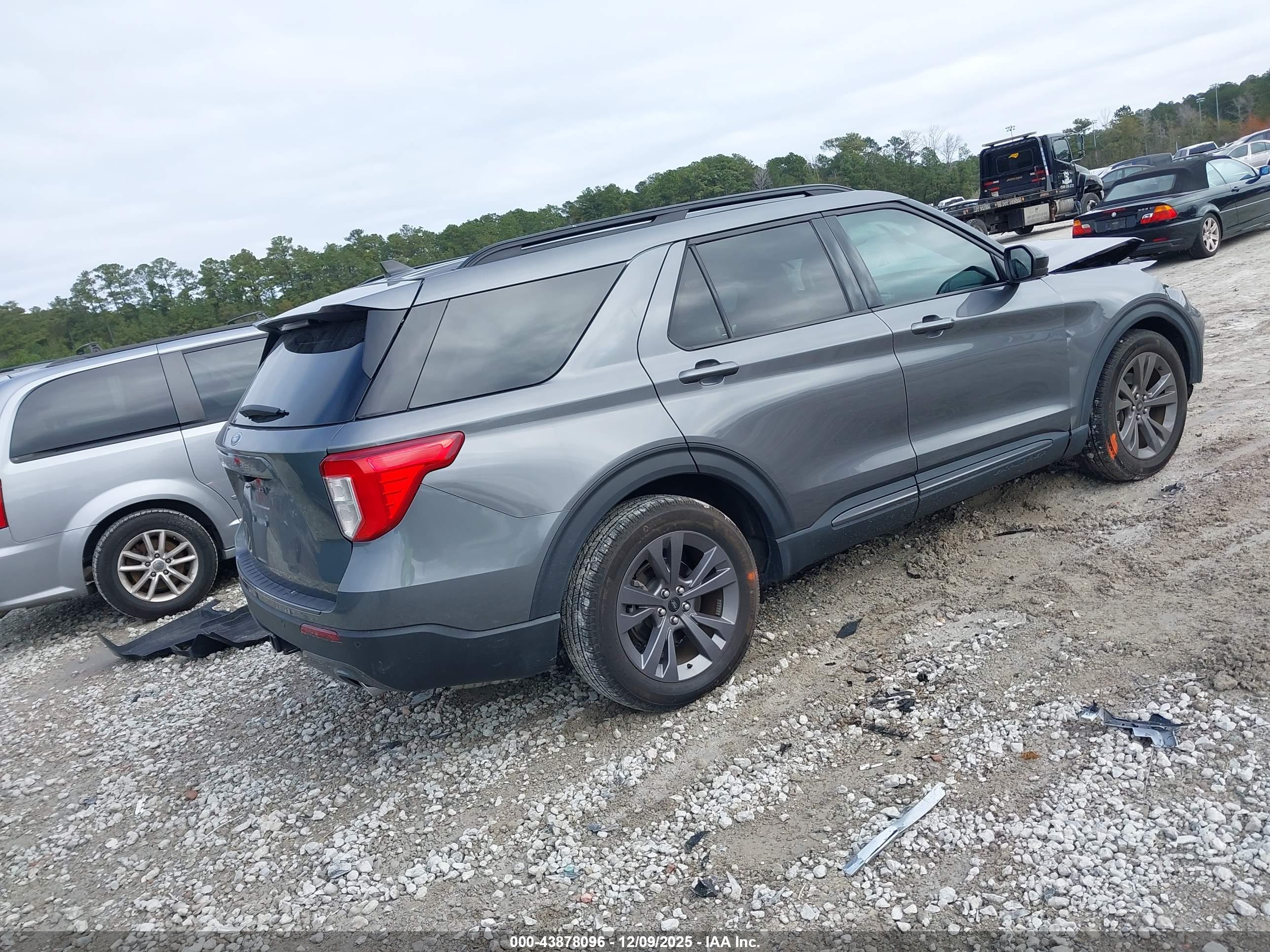 FORD EXPLORER image 4