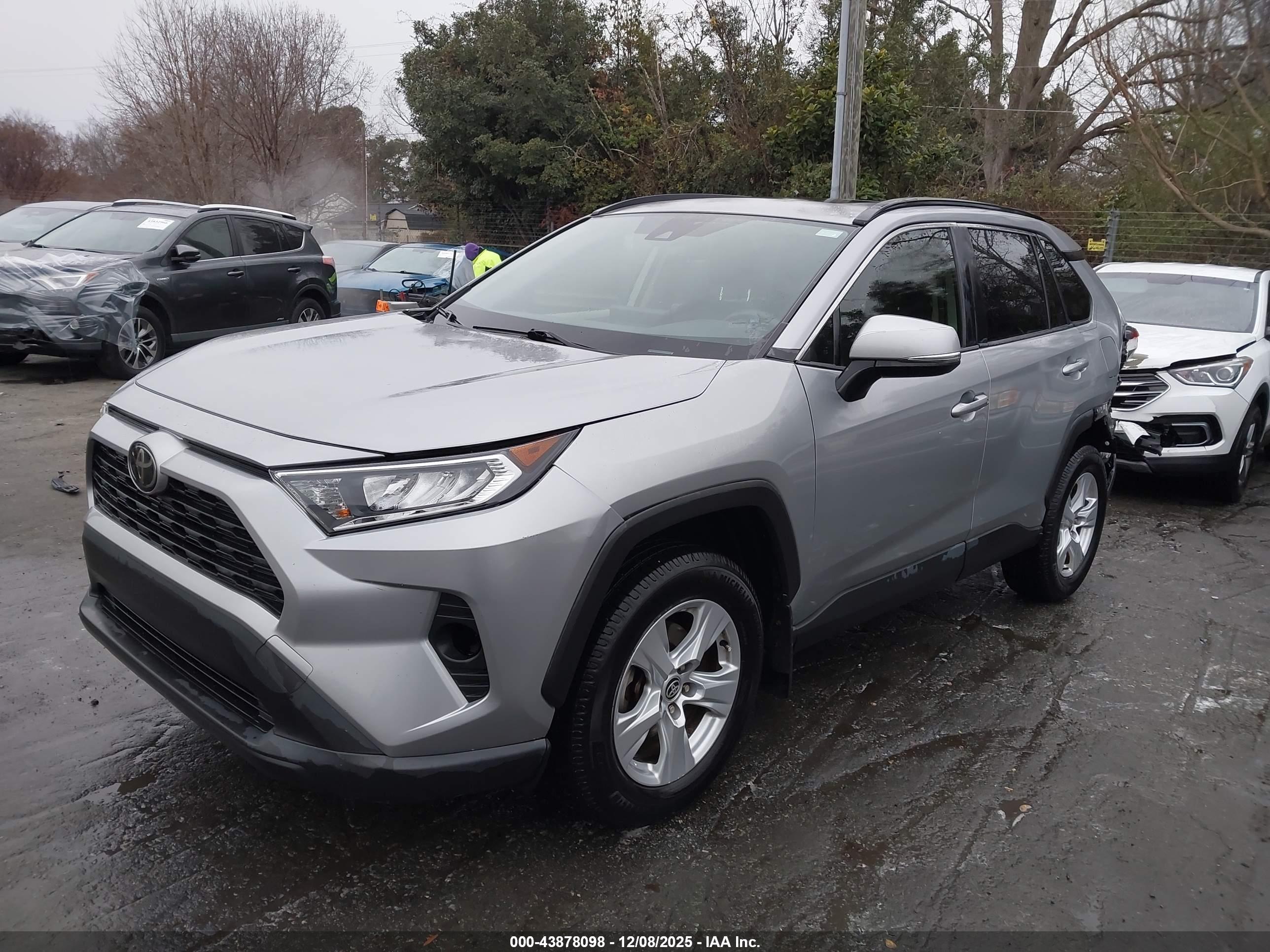 TOYOTA RAV4 image 2