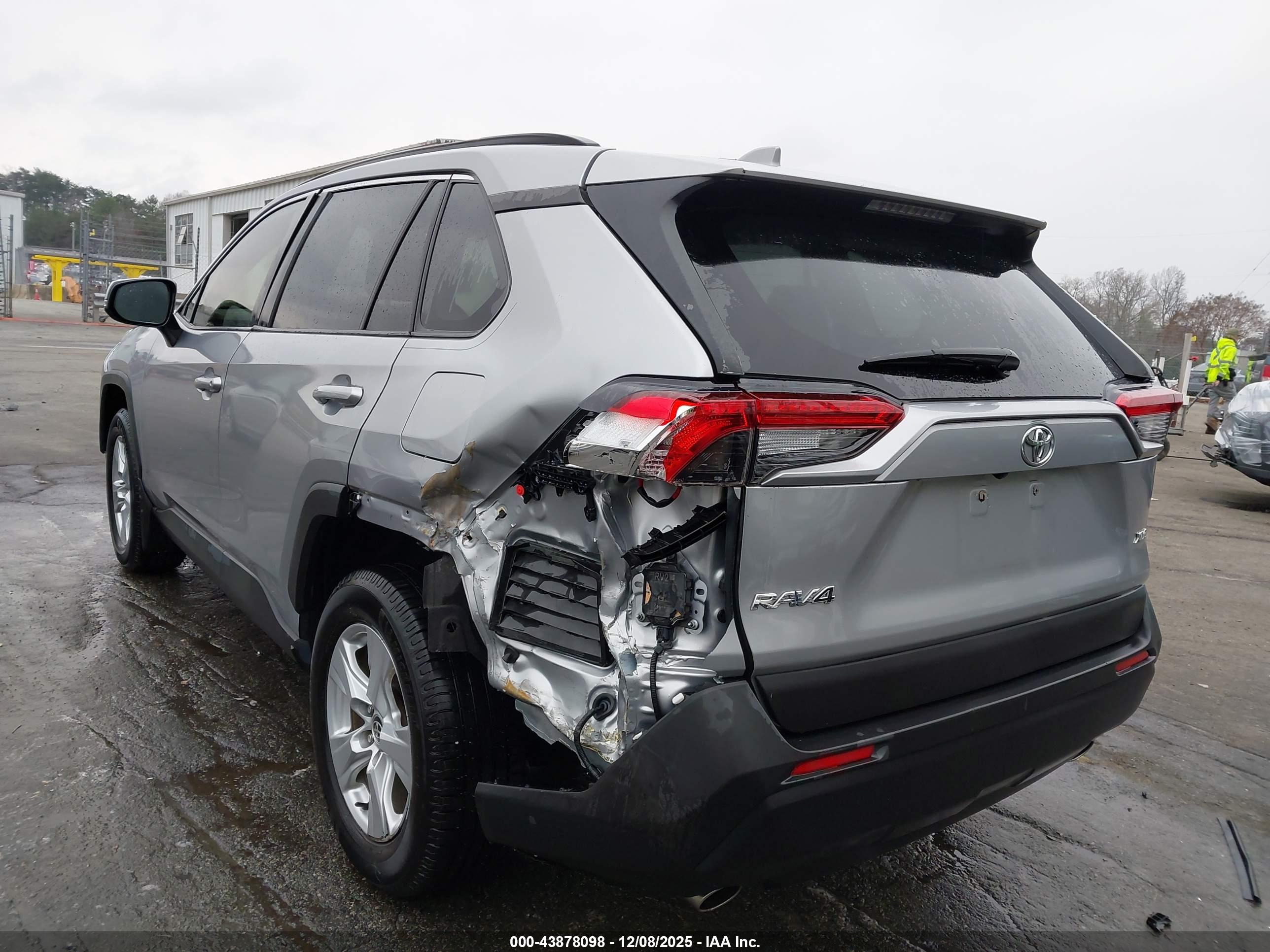 TOYOTA RAV4 image 3