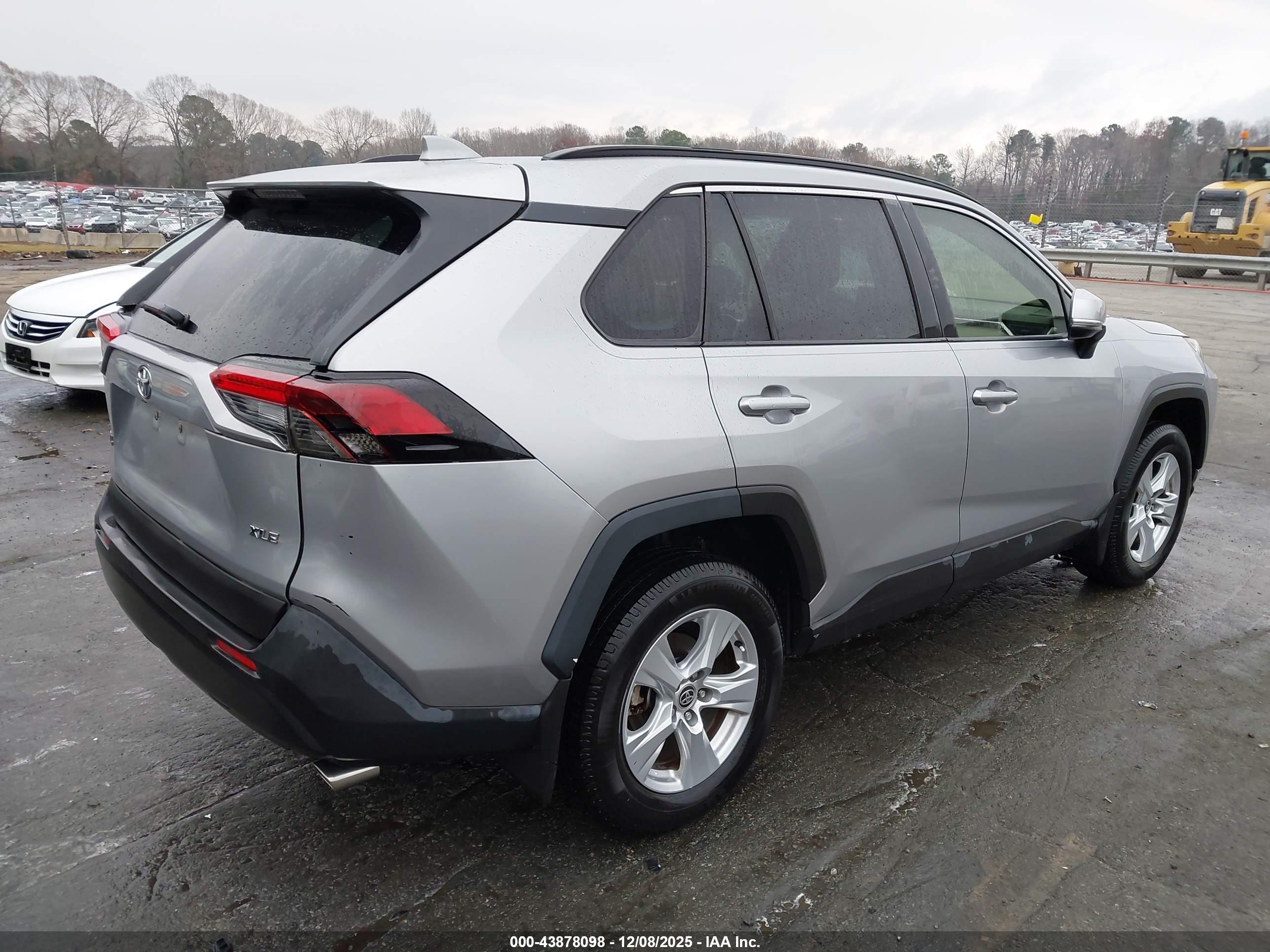 TOYOTA RAV4 image 4
