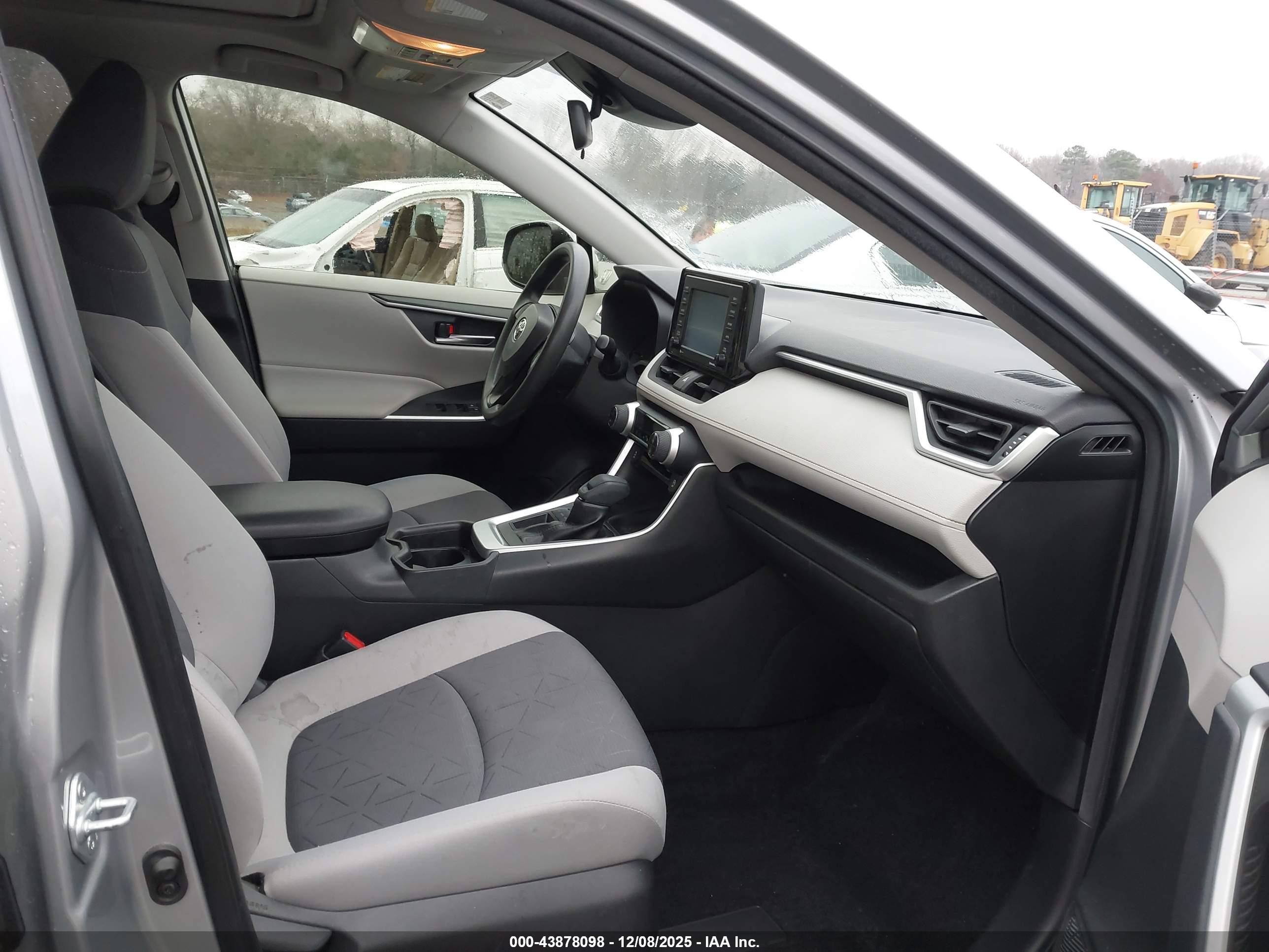 TOYOTA RAV4 image 5
