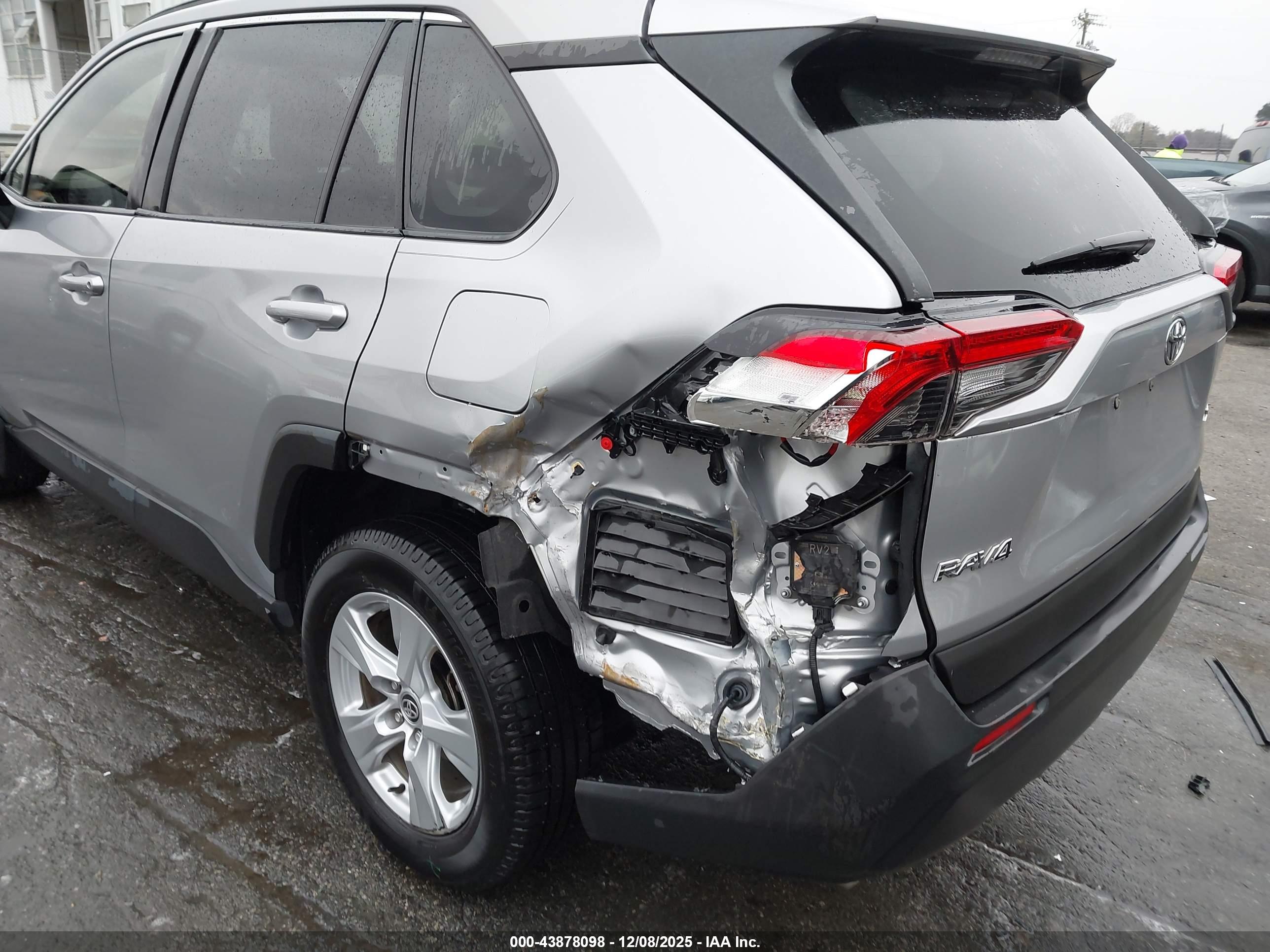 TOYOTA RAV4 image 6