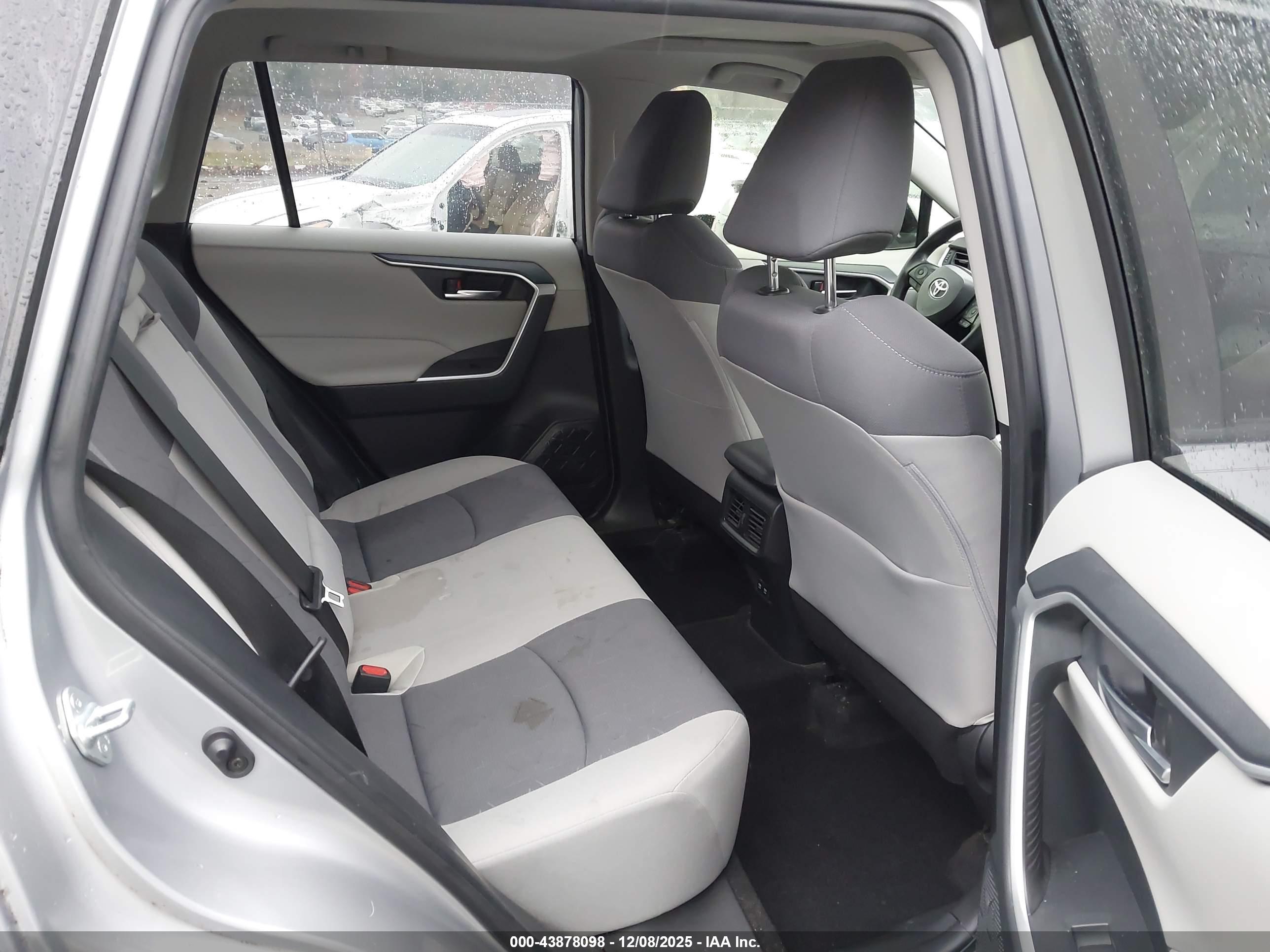 TOYOTA RAV4 image 8