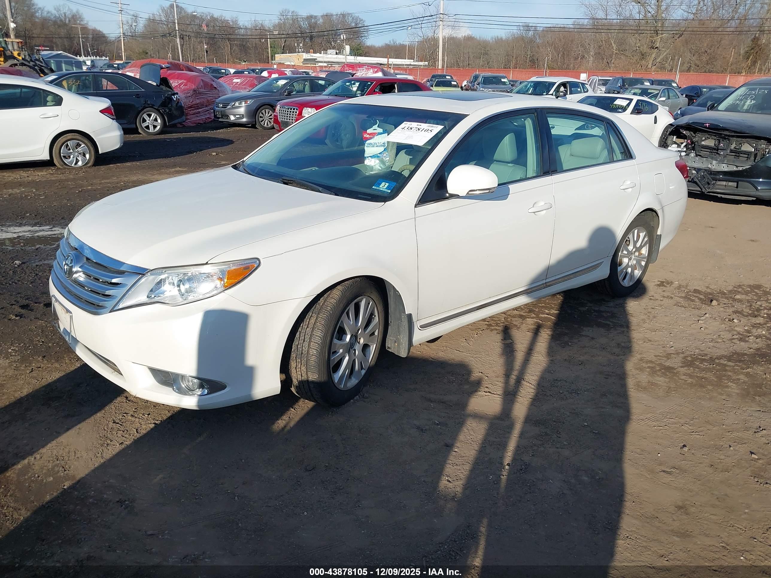 TOYOTA AVALON image 2