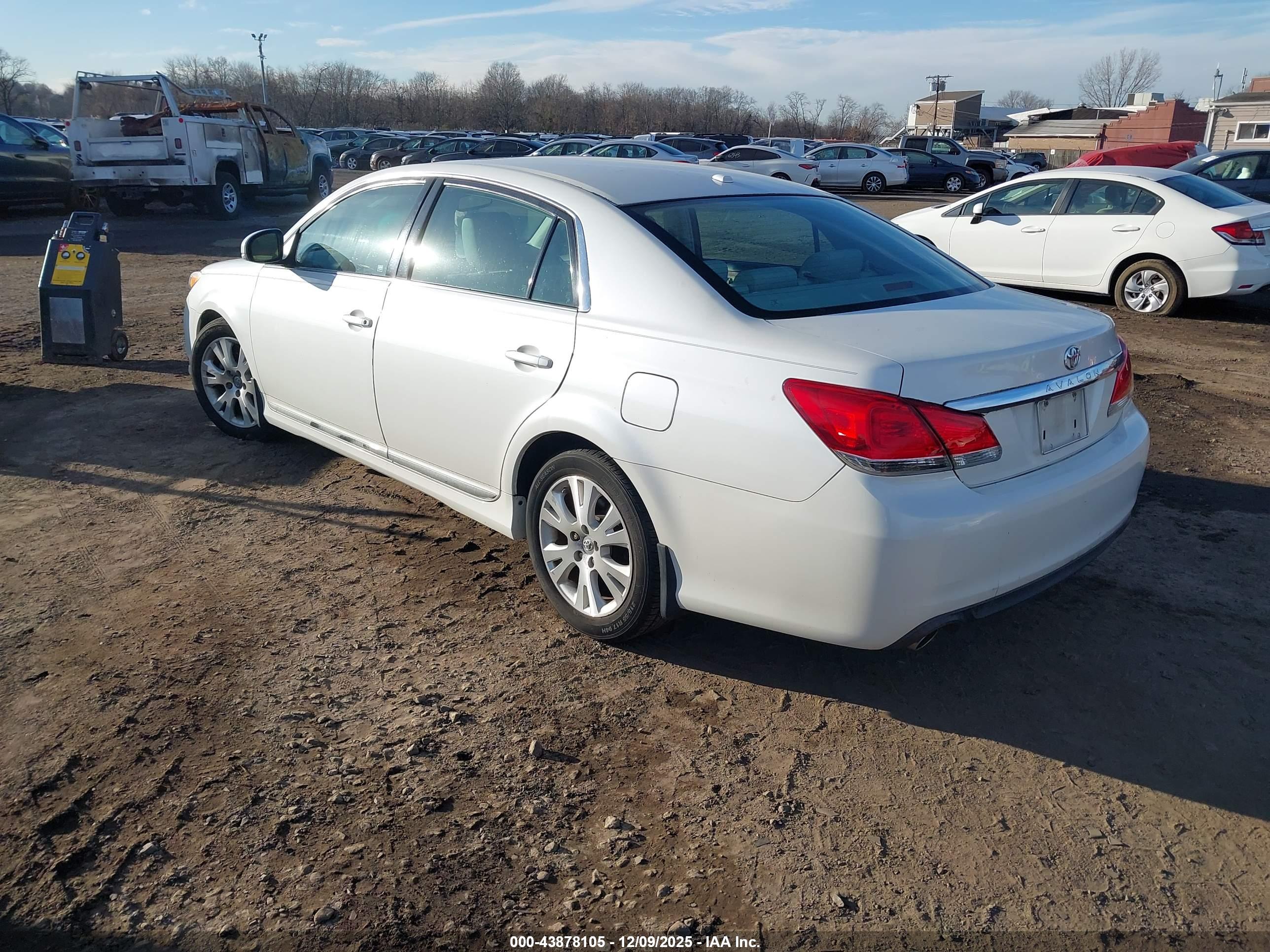 TOYOTA AVALON image 3