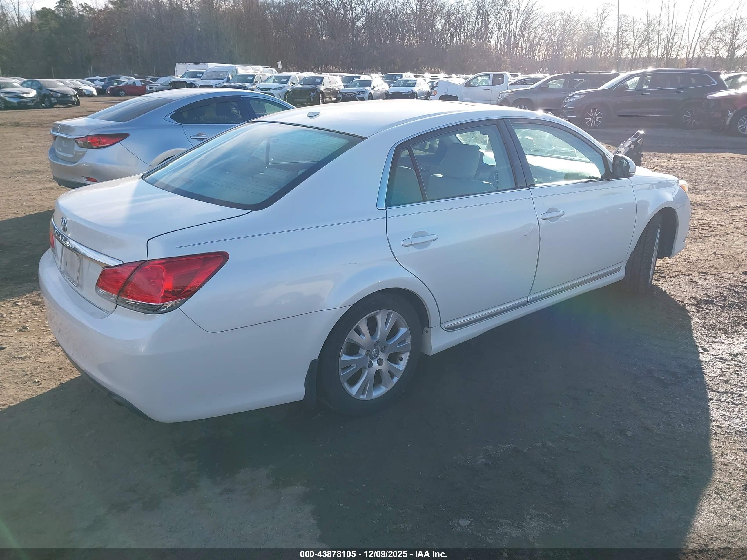 TOYOTA AVALON image 6