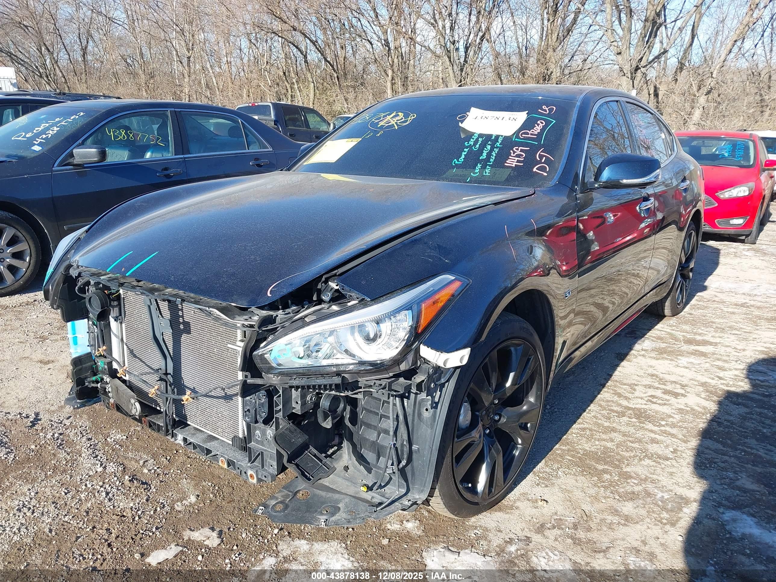 INFINITI Q70 image 2