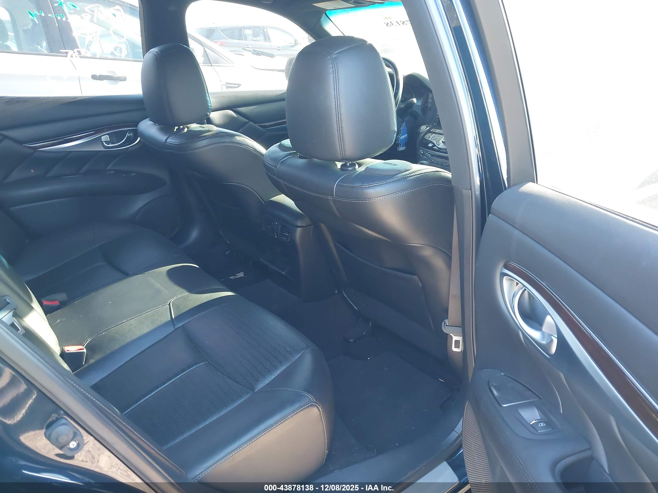 INFINITI Q70 image 8