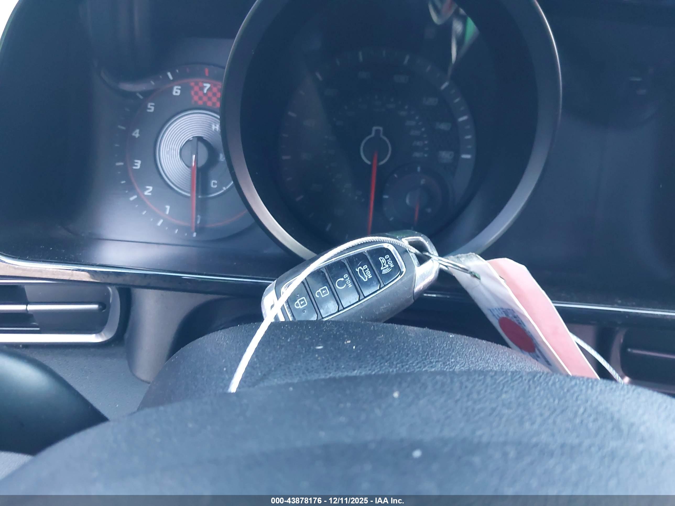 HYUNDAI ELANTRA image 11